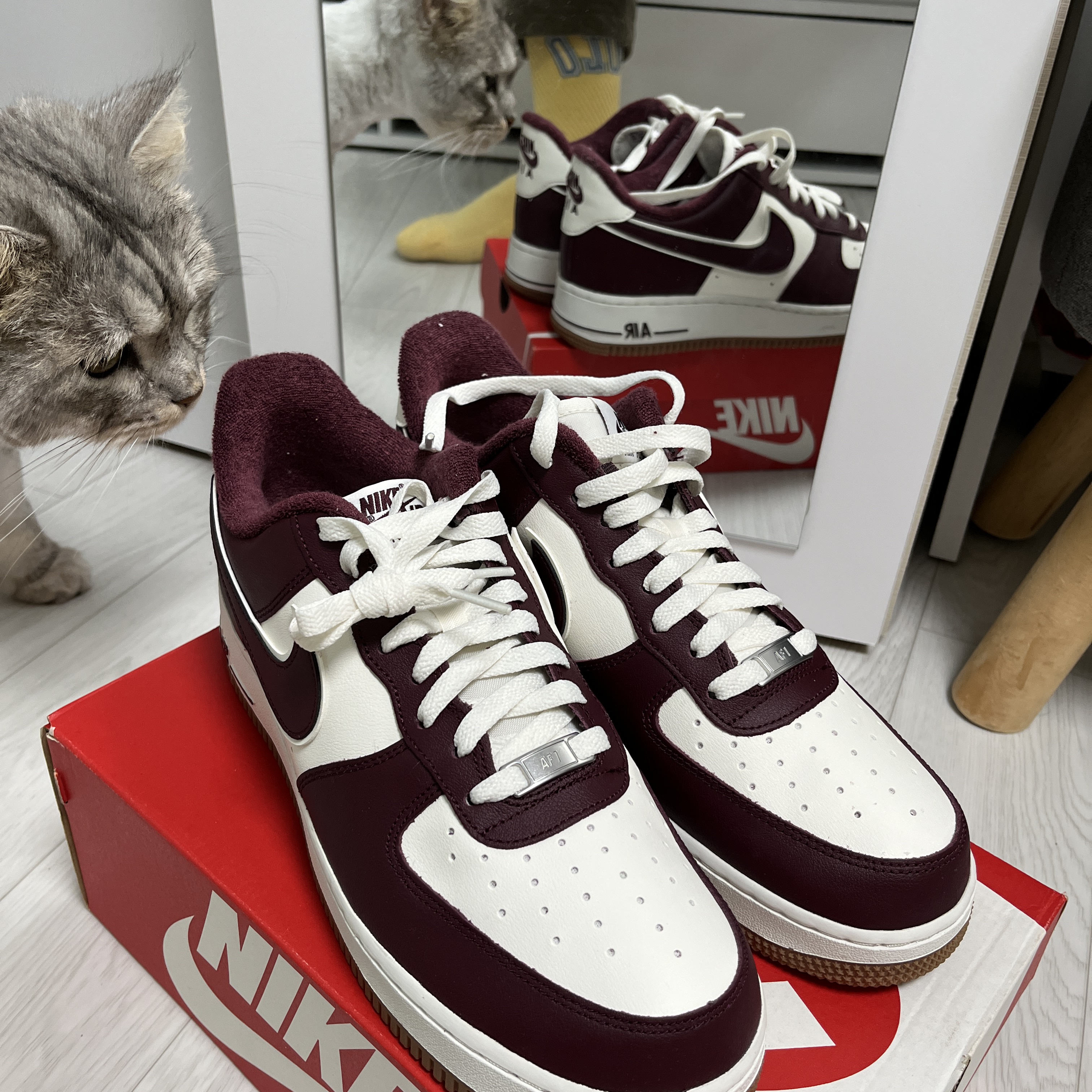 Nike Air Force 1 '07 LV8 Night Maroon 착용 스타일