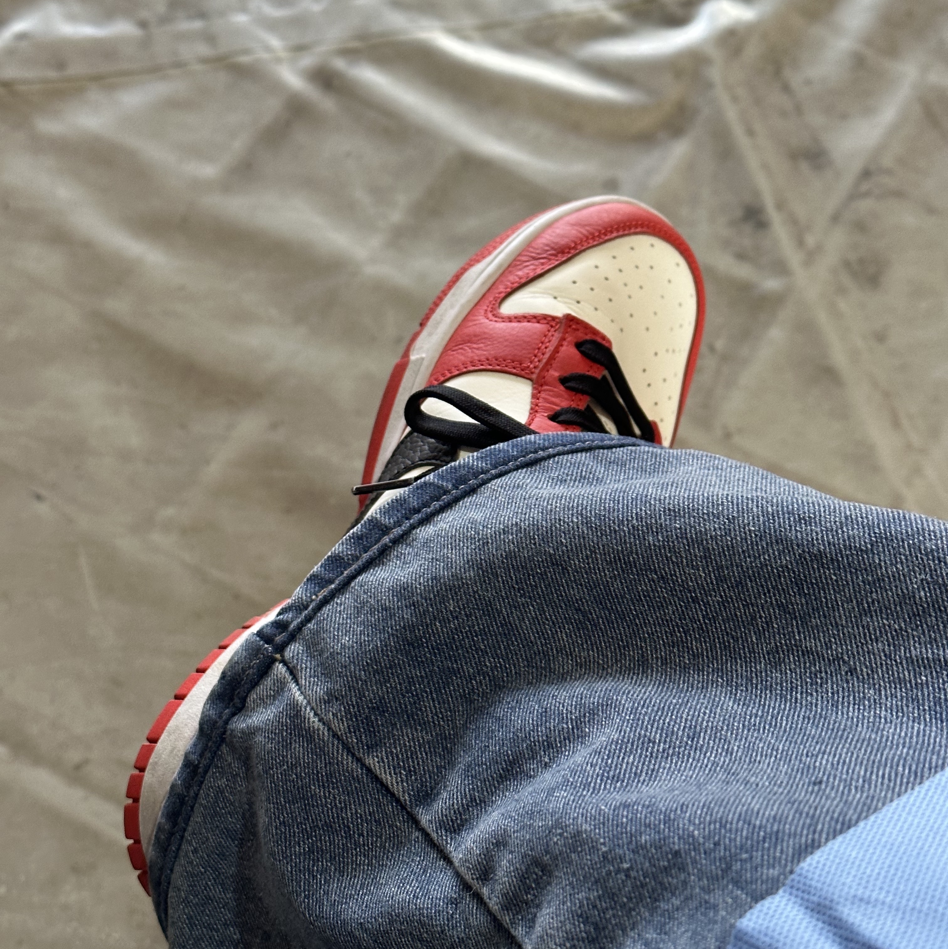 Nike x NBA Dunk Low Retro EMB Black and Chile Red 착용 스타일 - 3