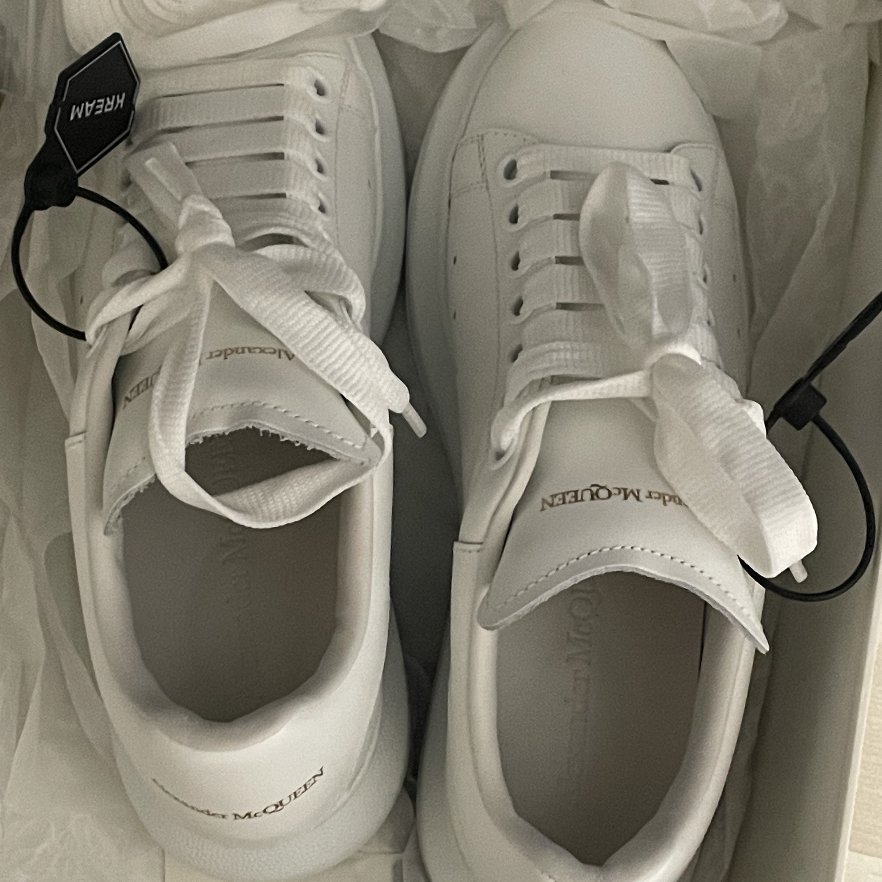 (W) Alexander McQueen Oversized Sneakers White 착용 스타일