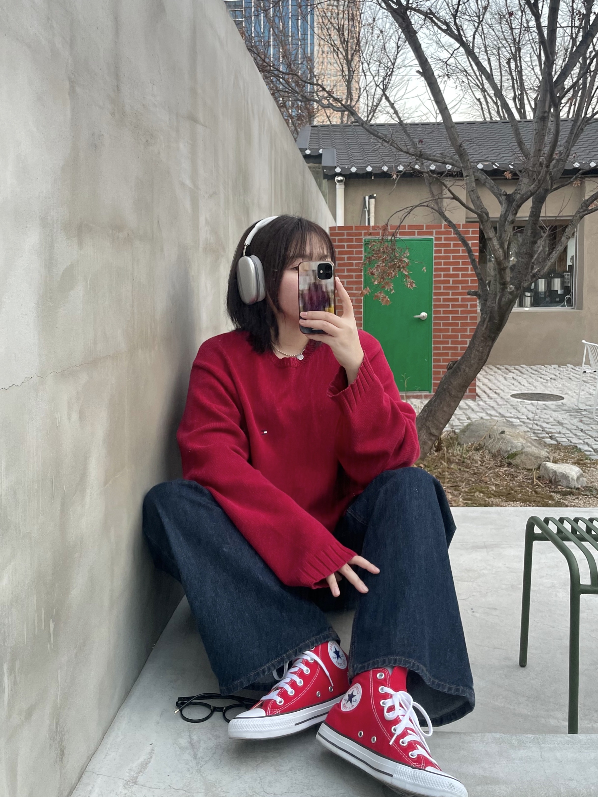 Converse Chuck Taylor All Star Core High Red, Apple AirPods Max Lightning Silver (Korean Ver.) 착용 스타일 - 1