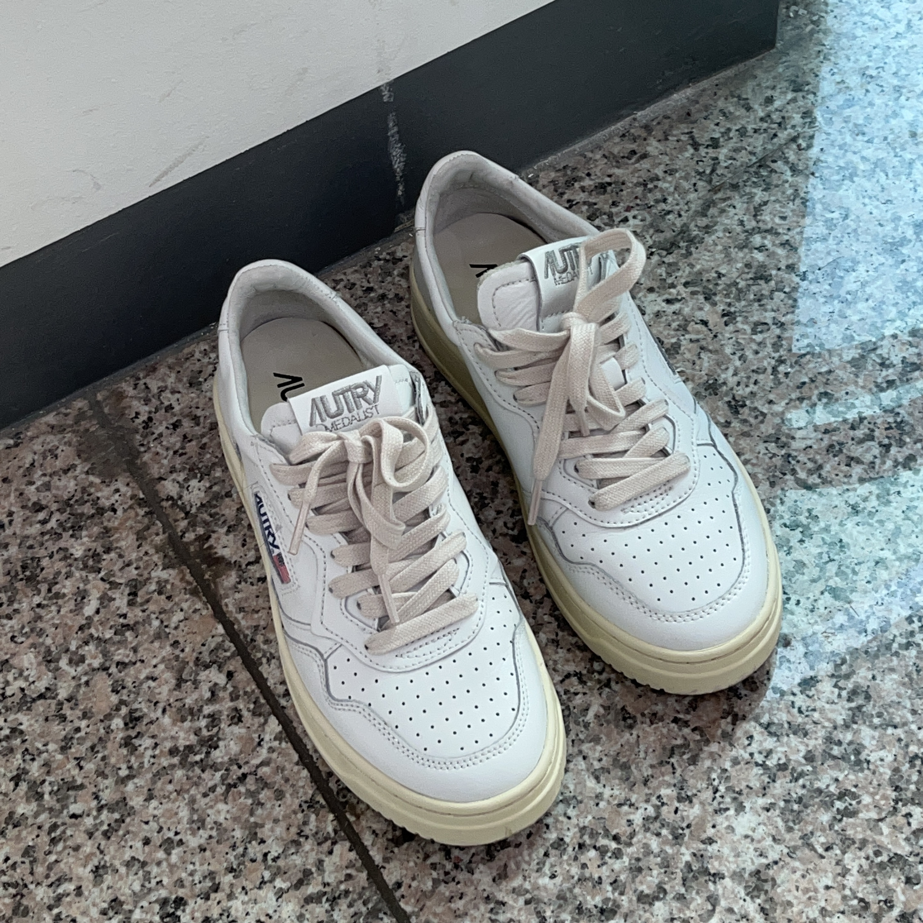 (W) Autry Medalist Low Leather Sneakers White 착용 스타일