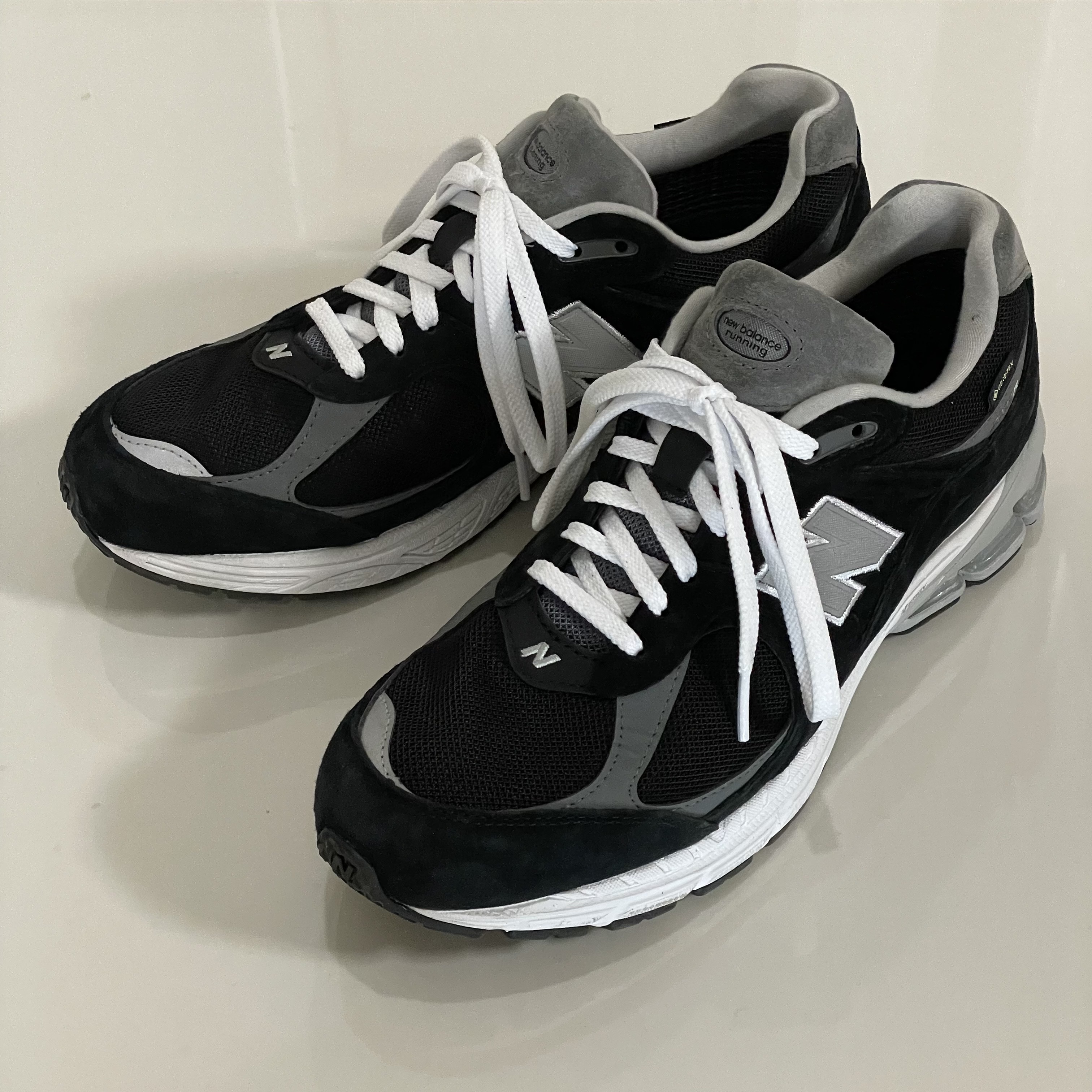 New Balance 2002R Gore-Tex Black Silver Metalic 착용 스타일