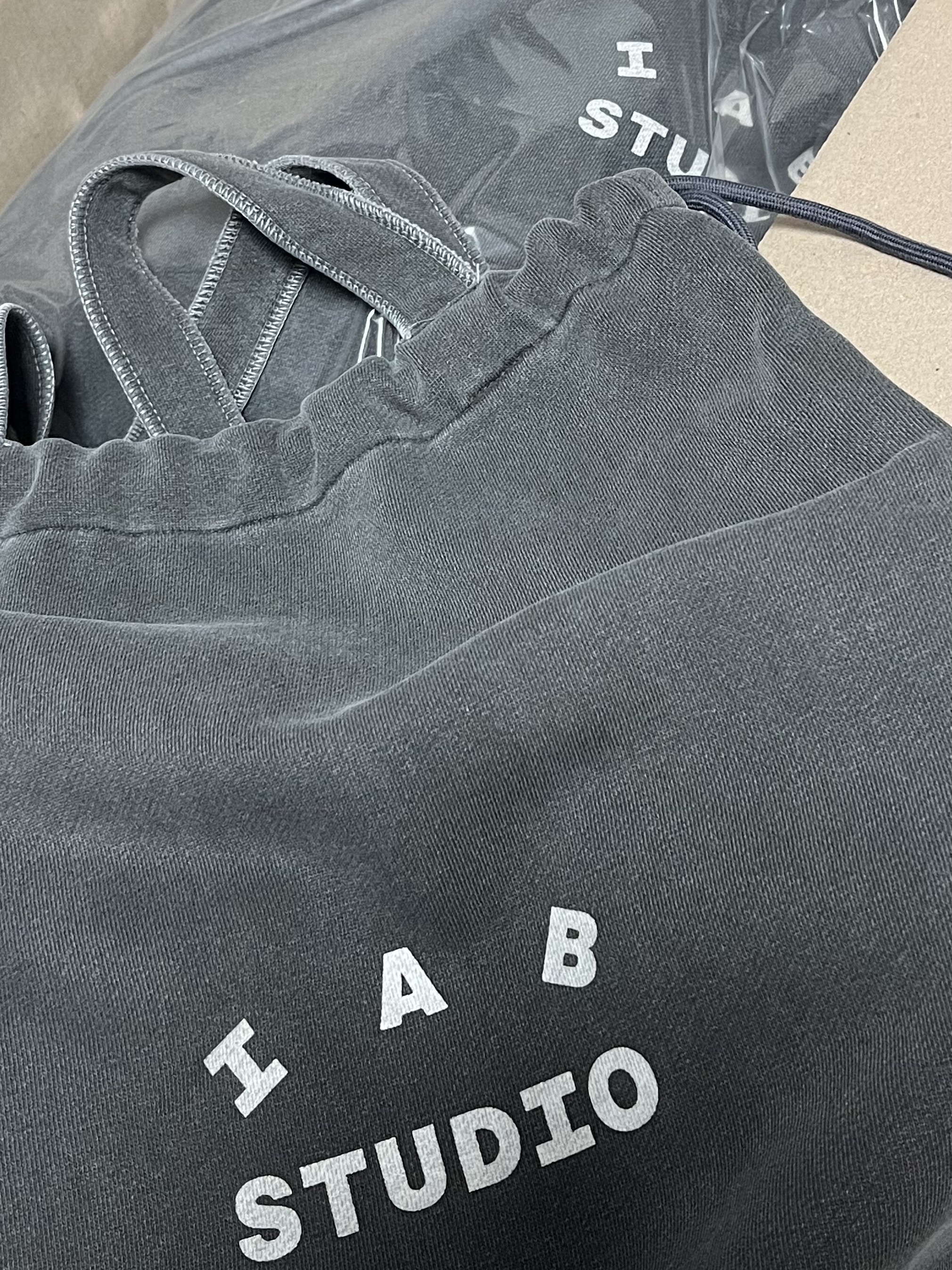 IAB Studio Pigment Hoodie & Sack Black 착용 스타일 - 1