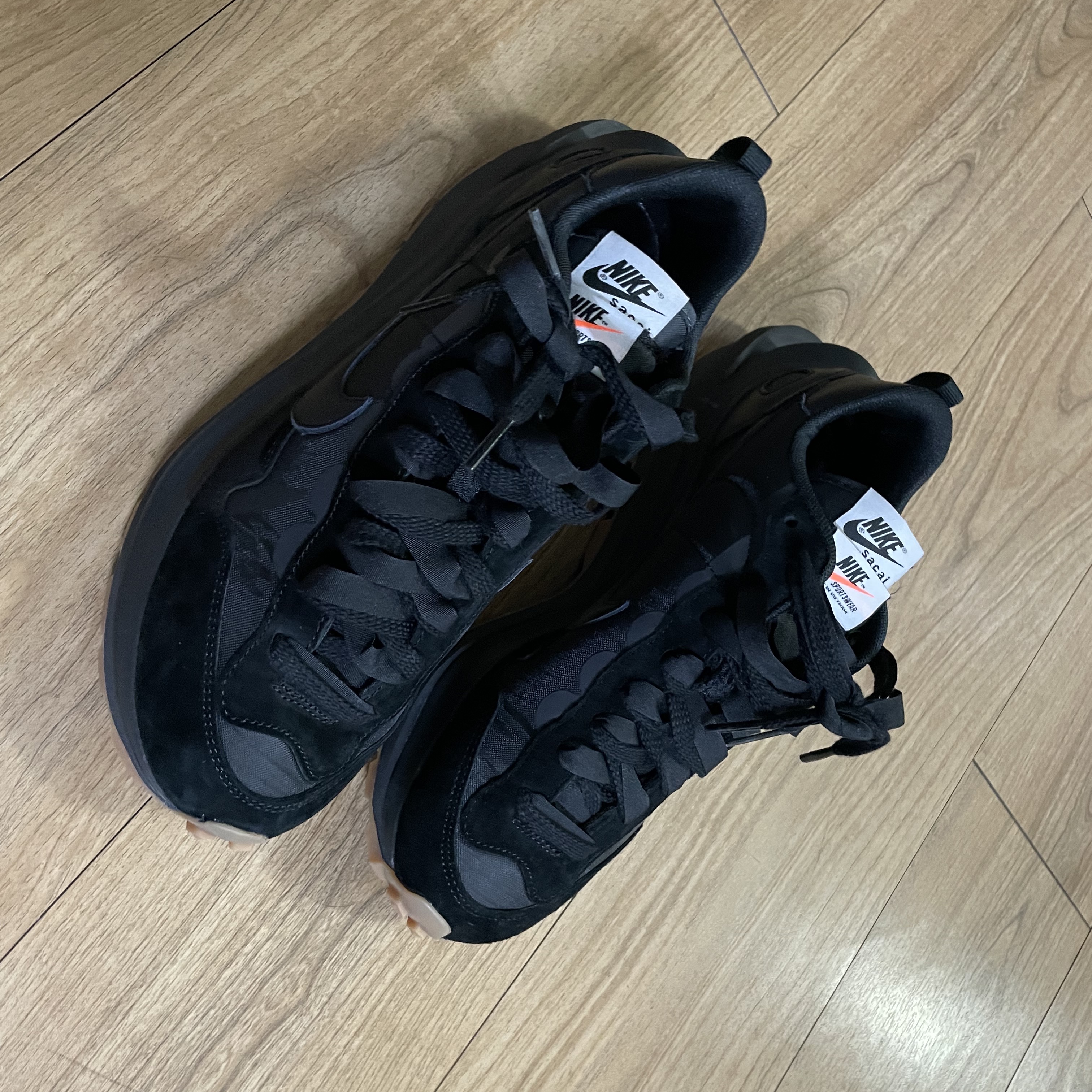 Nike x Sacai VaporWaffle Black and Gum 착용 스타일