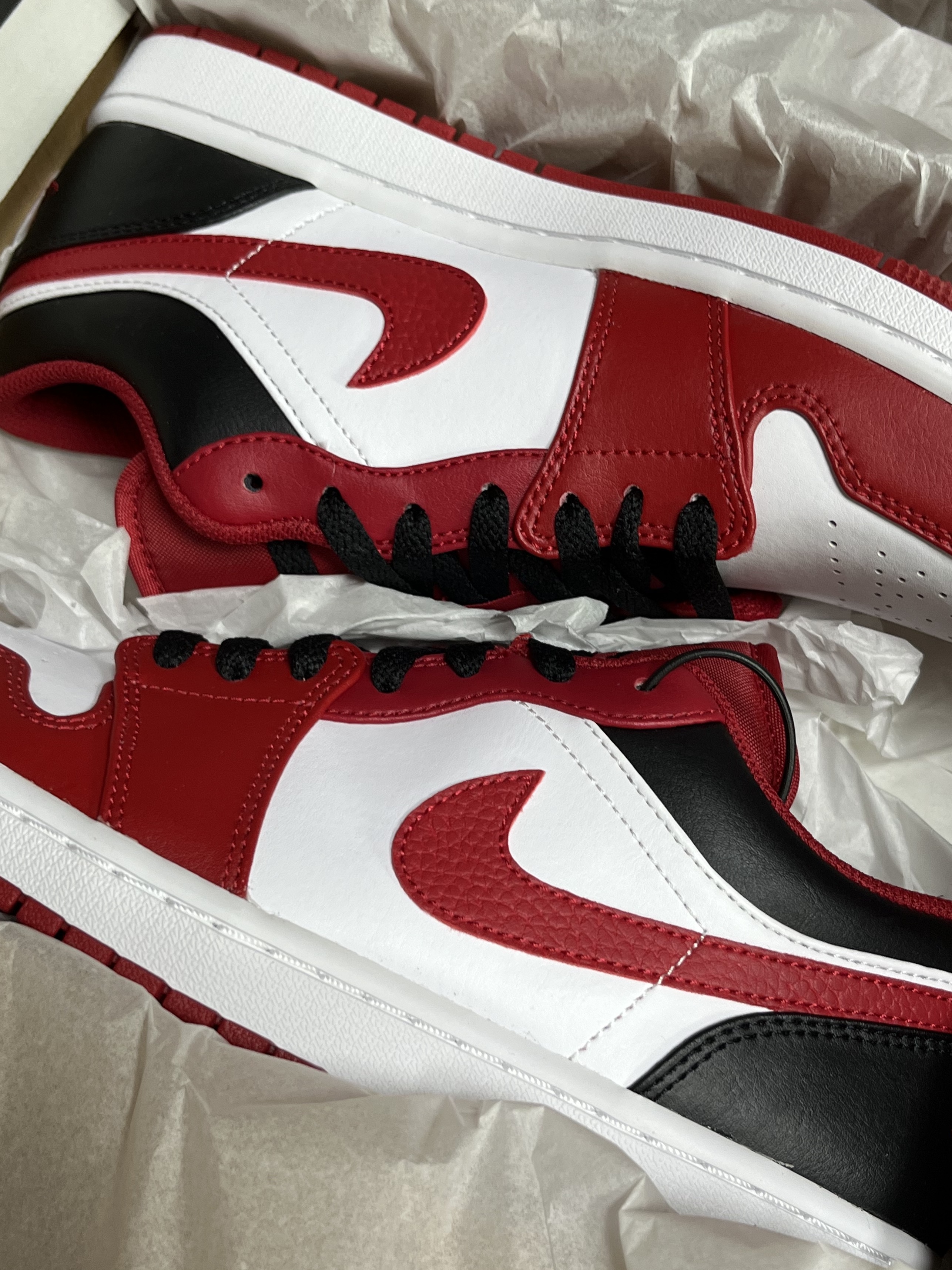 Jordan 1 Low White Gym Red Black 착용 스타일