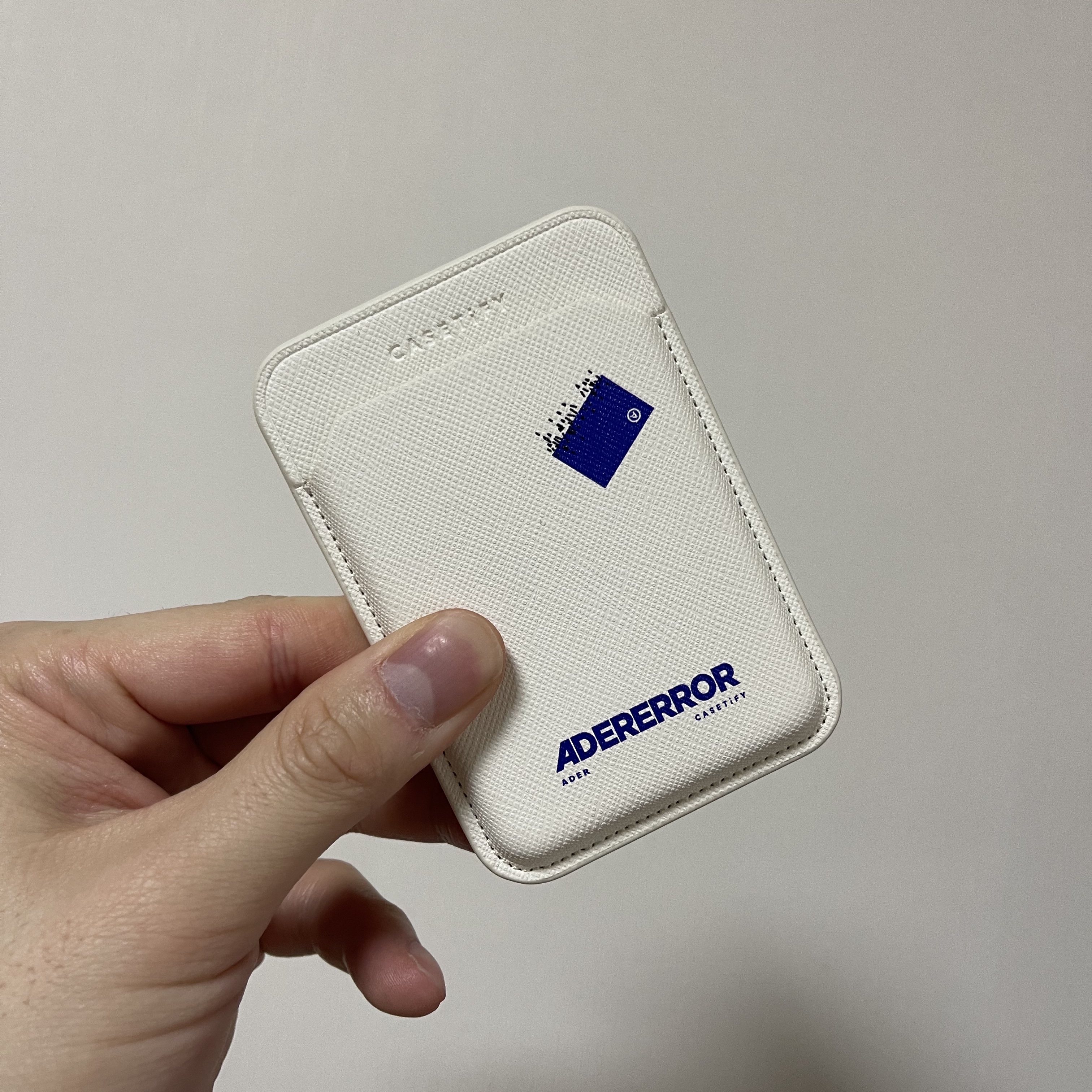Casetify x Ader Error Magsafe Wallet White 착용 스타일 - 1