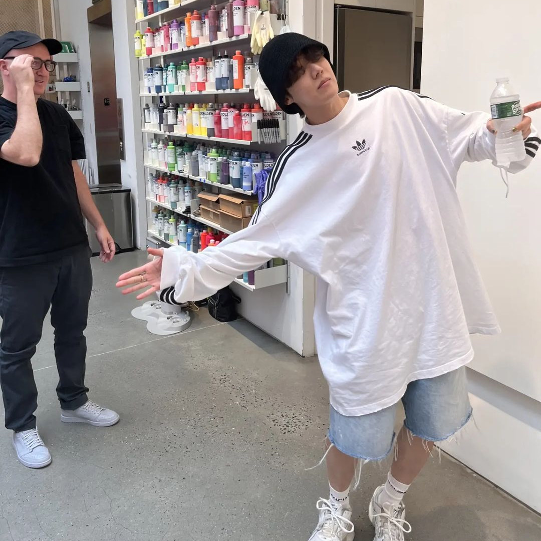 Balenciaga x Adidas Oversized Long Sleeve T-Shirt White, Balenciaga Runner Sneakers White 착용 스타일 - 2