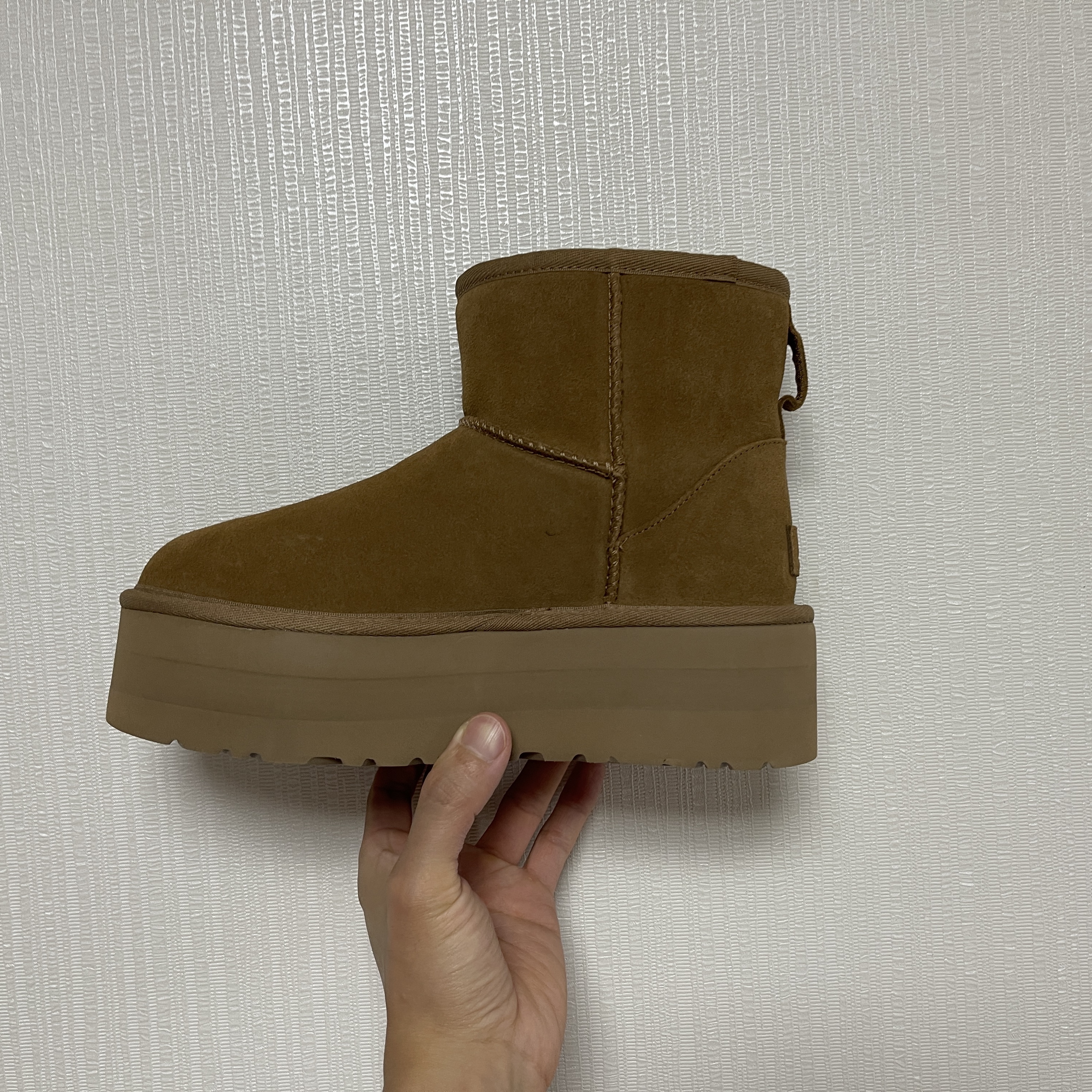 (W) UGG Classic Mini Platform Boots Chestnut 착용 스타일 - 1