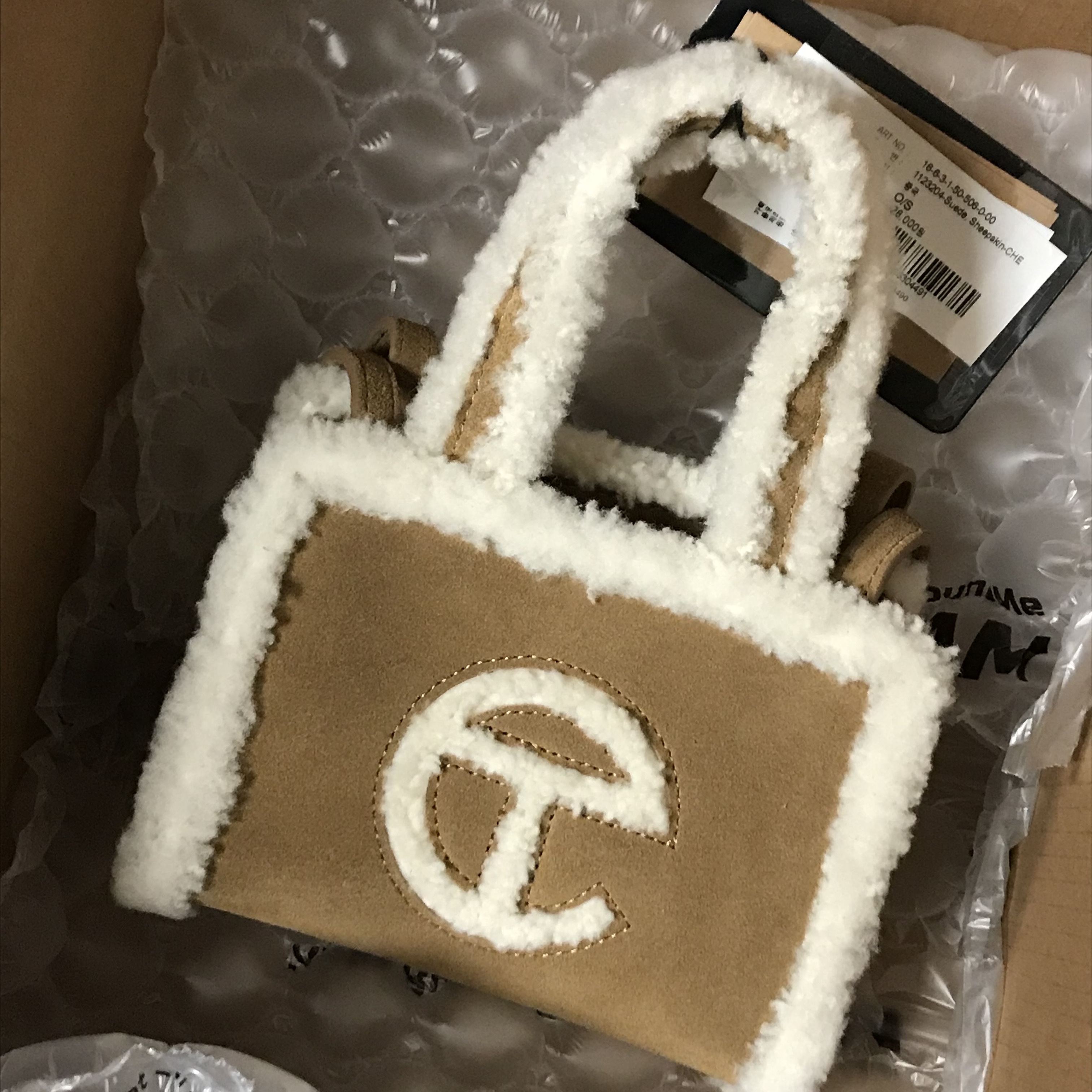 [KREAM 단독] UGG x Telfar Small Shopping Bag Chestnut 착용 스타일