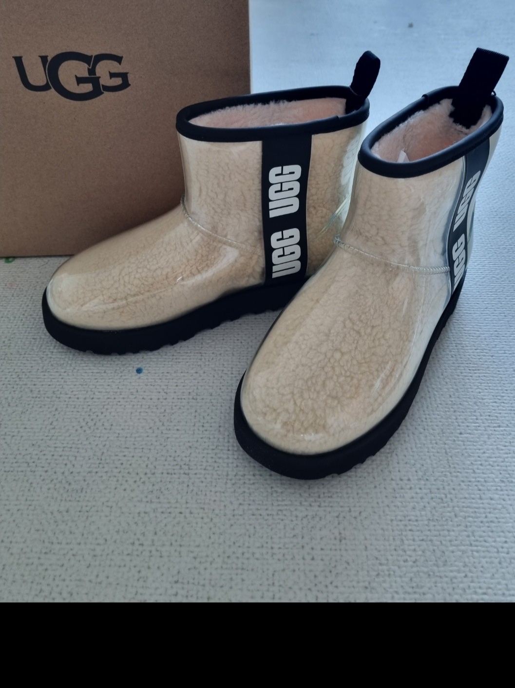 (W) UGG Classic Clear Mini Boots Natural Black 착용 스타일 - 2