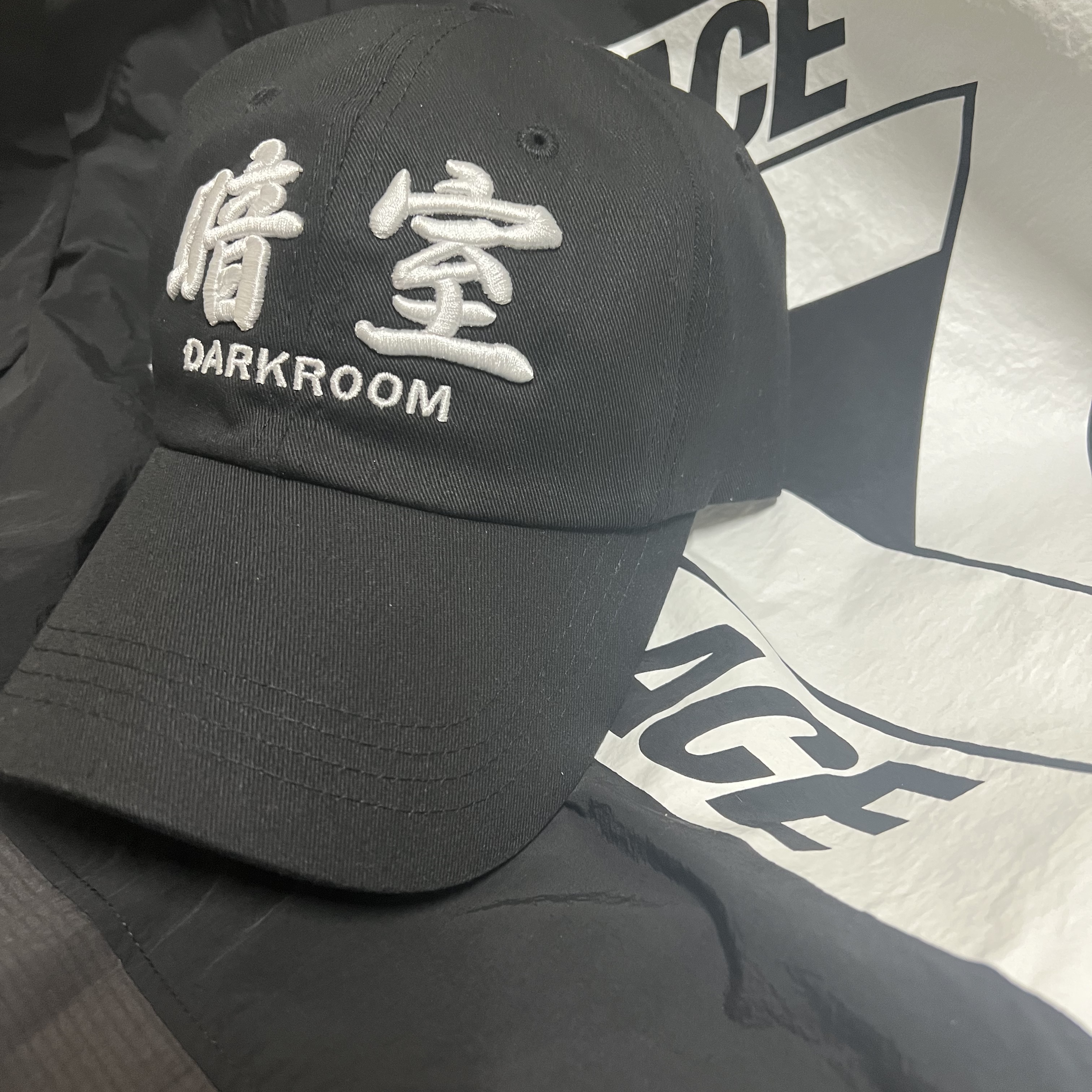 Darkr8m Studio White Logo Cap 착용 스타일