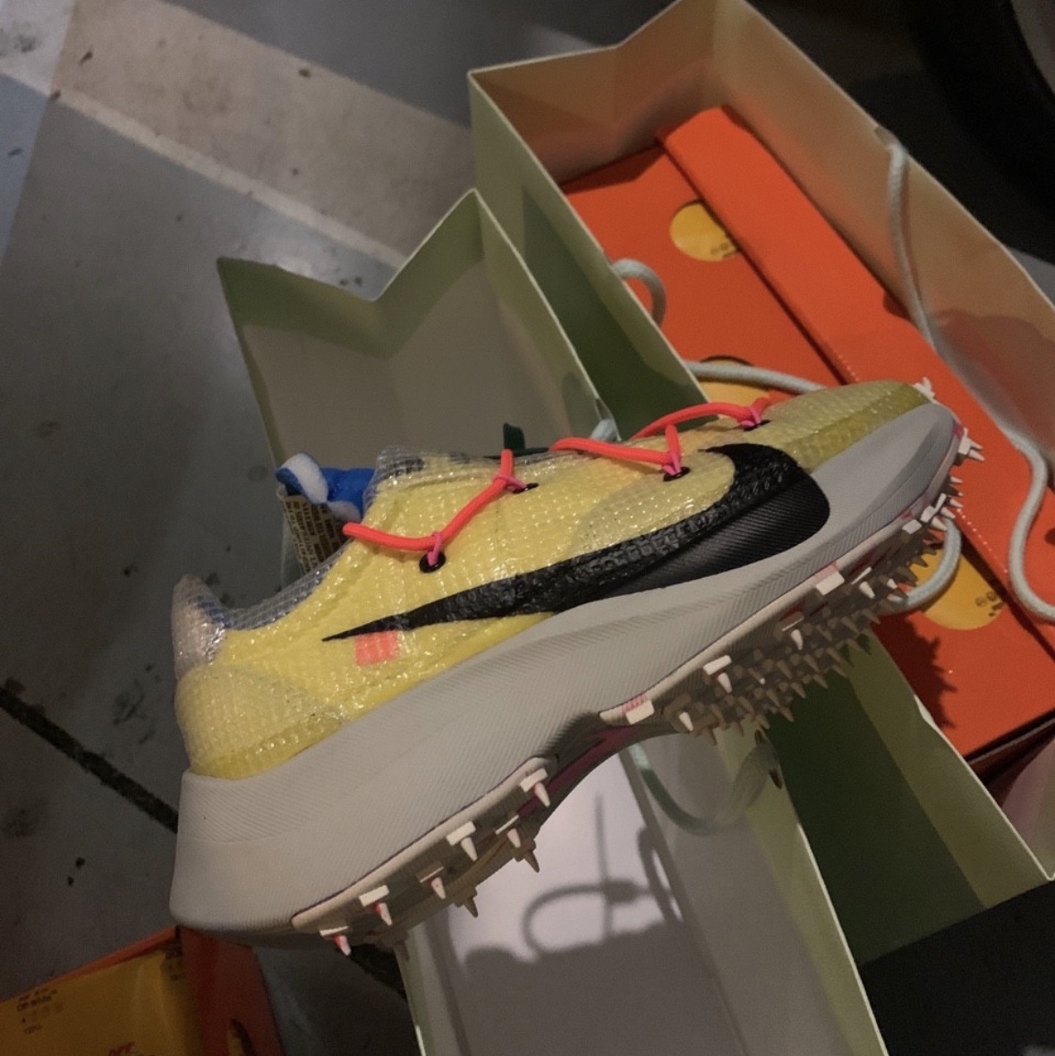 (W) Nike x Off-White Vapor Street Polarized Blue, (W) Nike x Off-White Vapor Street Tour Yellow 착용 스타일 - 2