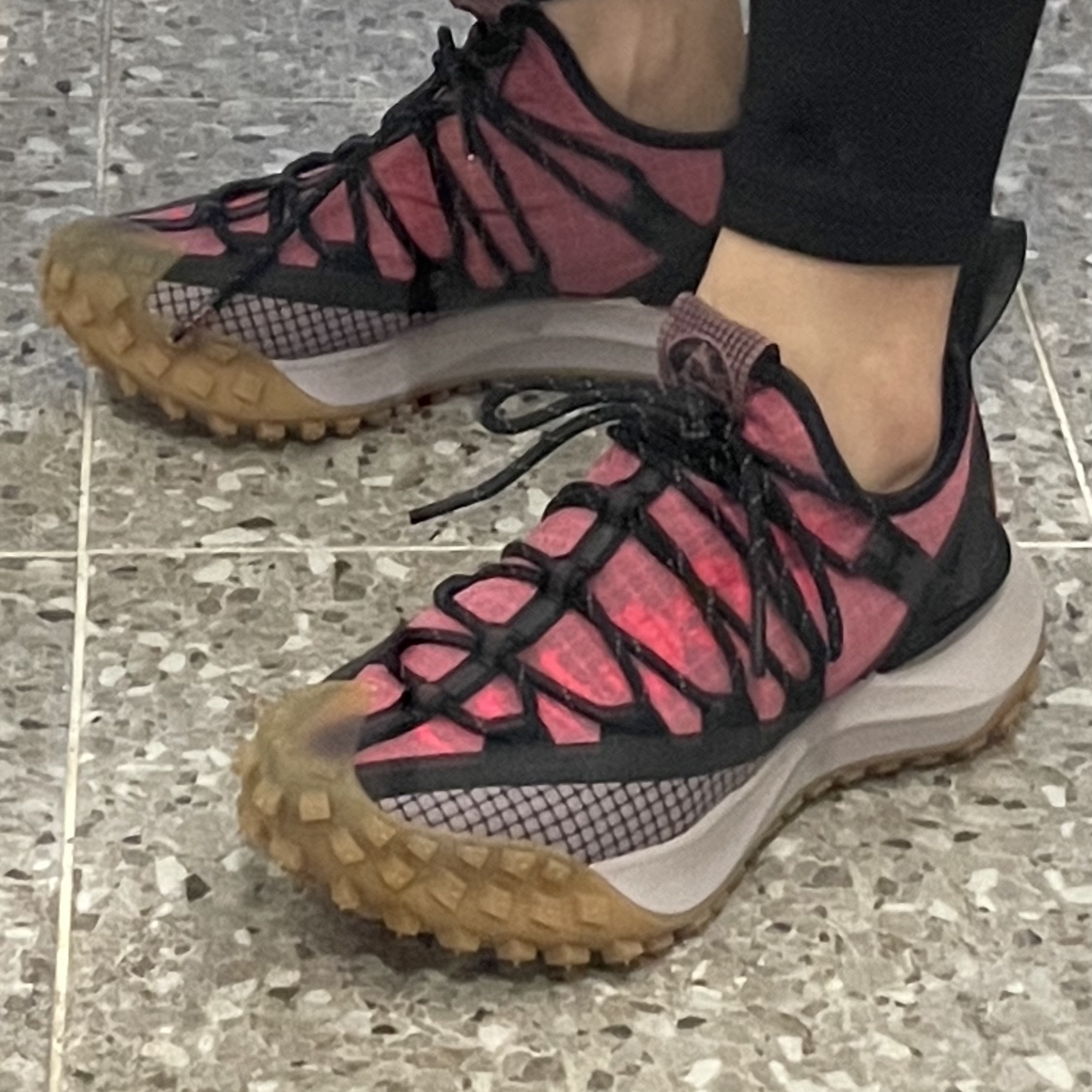 Nike ACG Mountain Fly Low Flash Crimson 착용 스타일 - 1