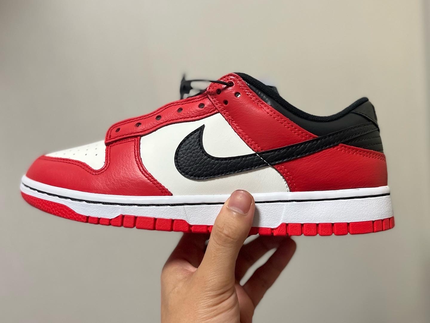 Nike x NBA Dunk Low Retro EMB Black and Chile Red 착용 스타일 - 2