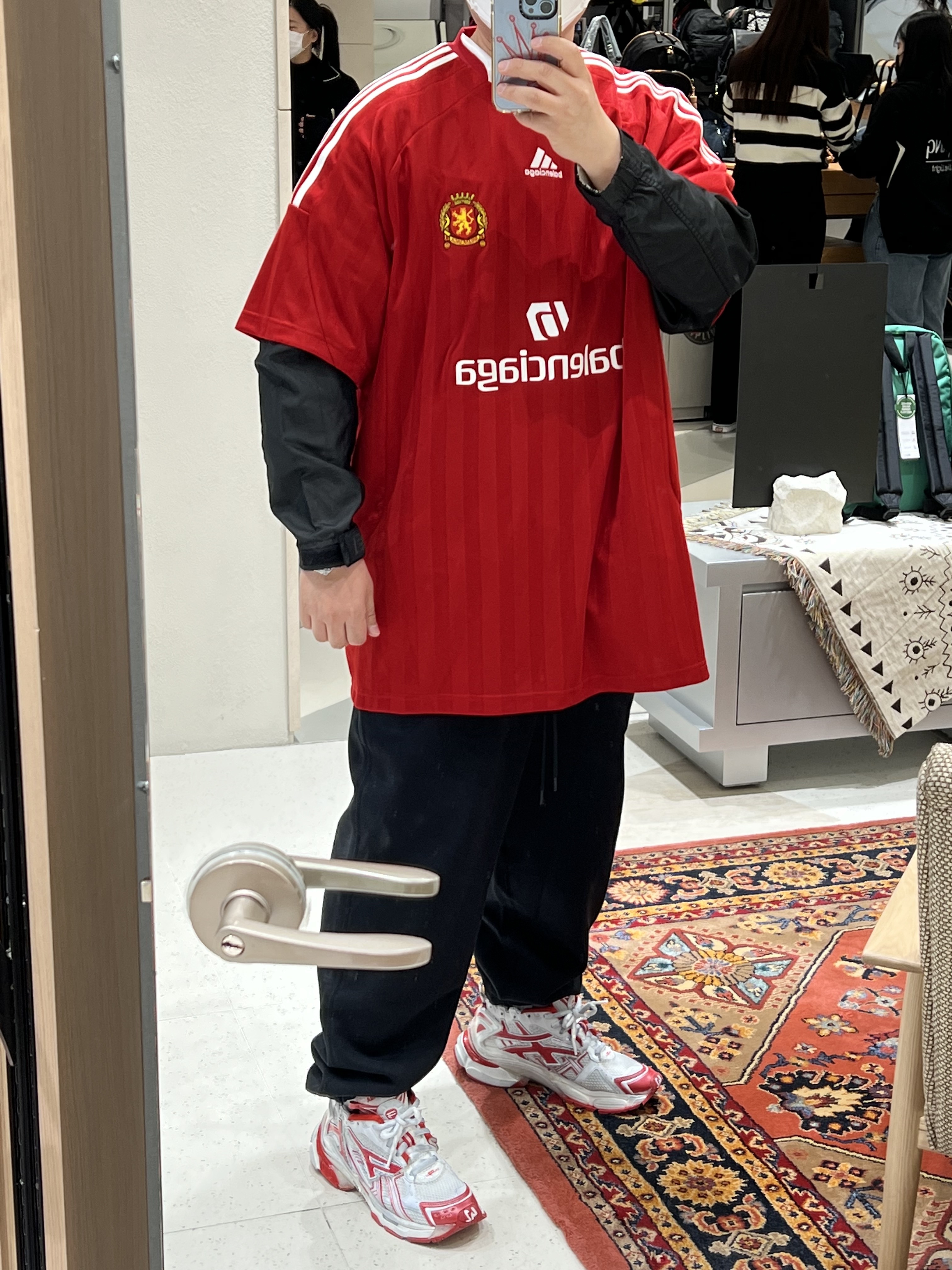 Balenciaga x Adidas Oversized Football T-Shirt Red, Nike NRG Solo Swoosh Fleece Pants Black - US/EU 착용 스타일