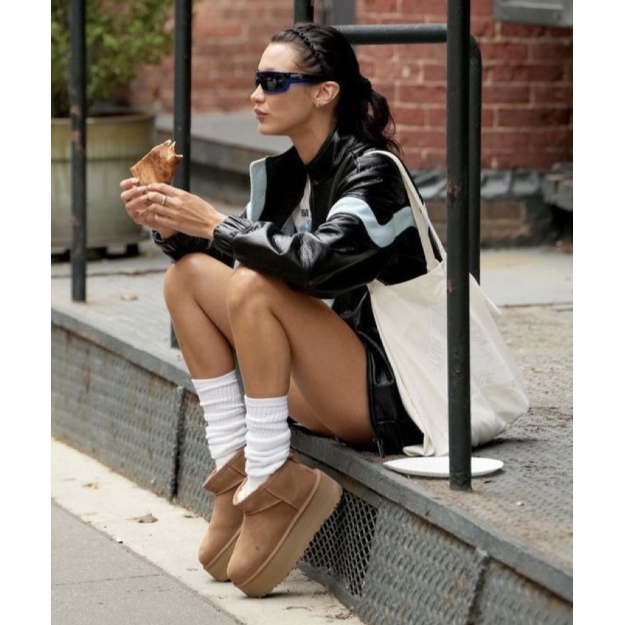 (W) UGG Classic Ultra Mini Platform Boots Chestnut 착용 스타일 - 1