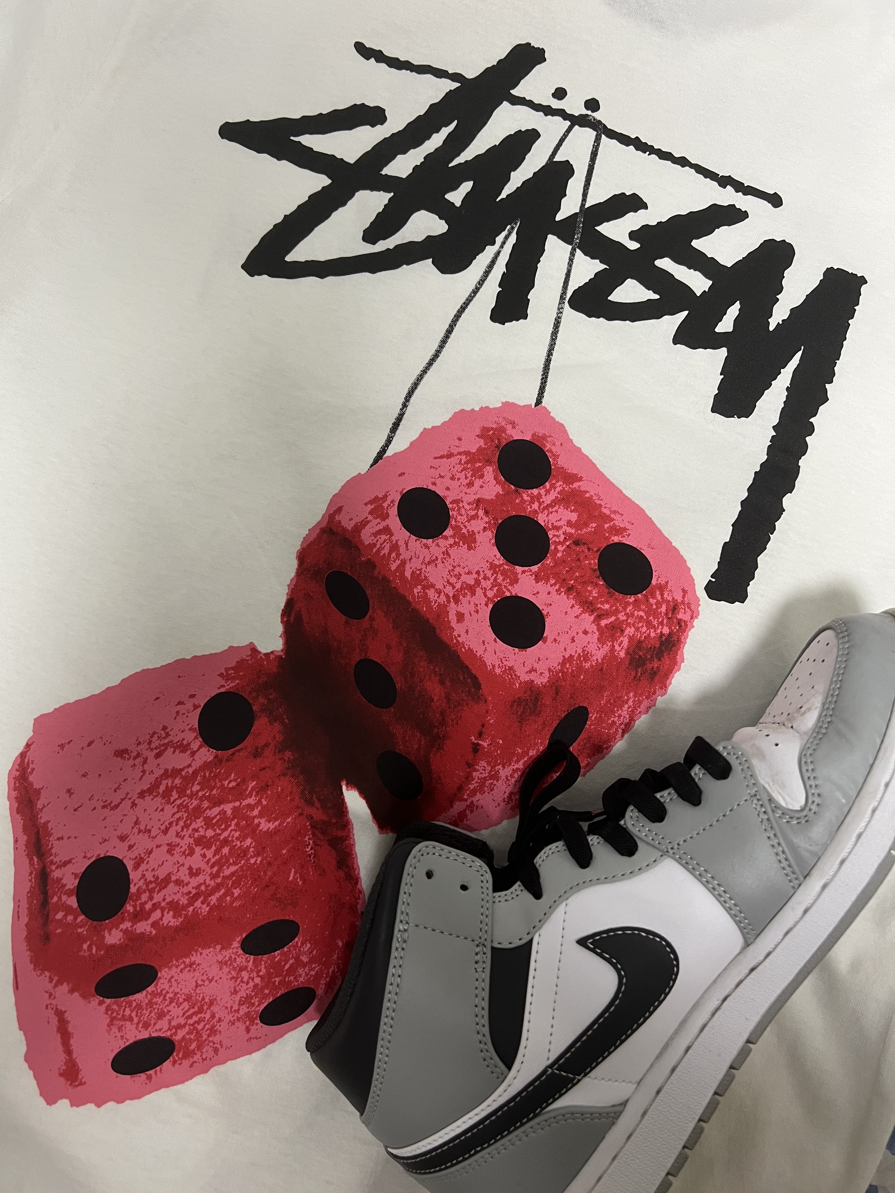 Jordan 1 Mid Light Smoke Grey Anthracite, Stussy Fuzzy Dice T-Shirt White 착용 스타일 - 2