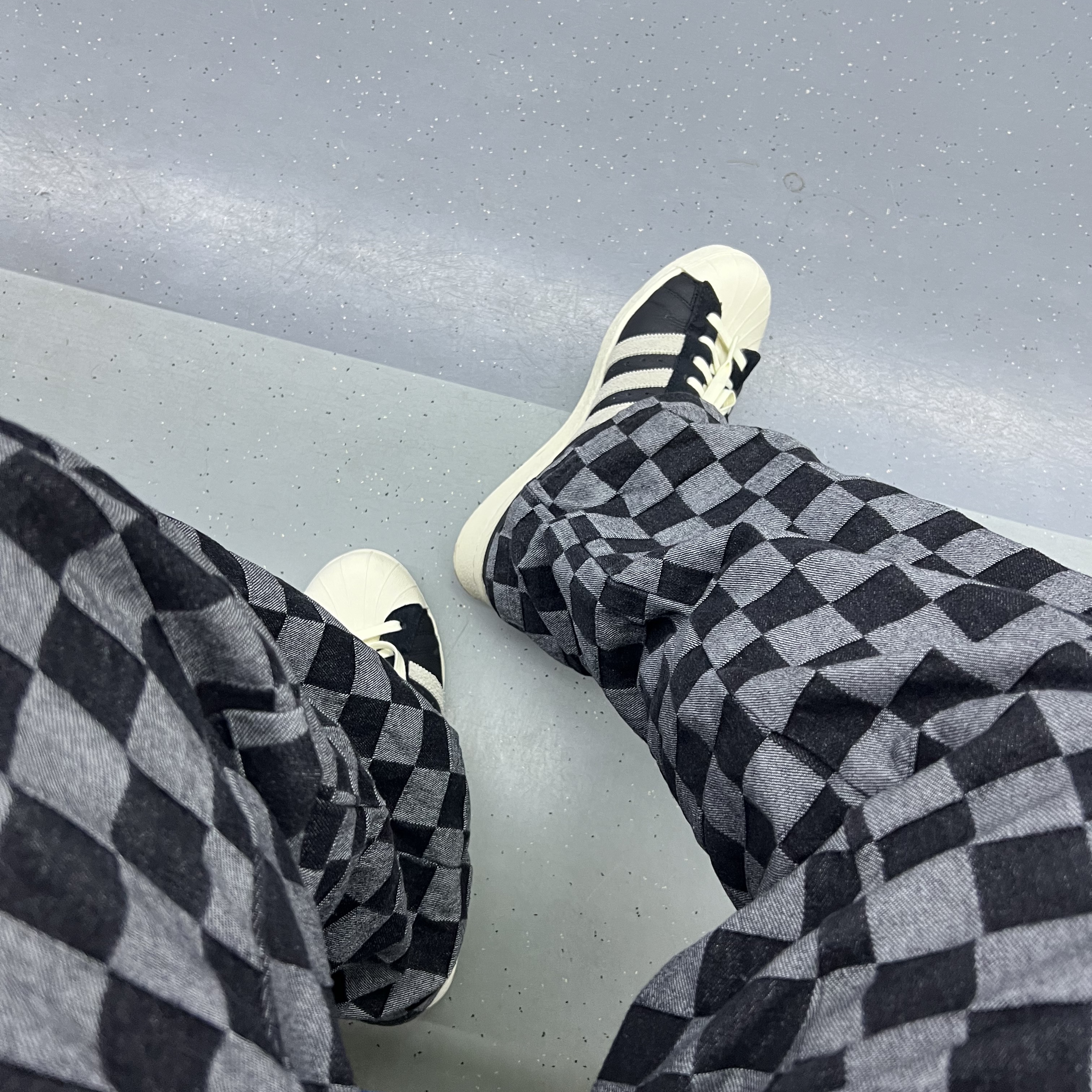 Adidas Superstar 82 Black White 착용 스타일