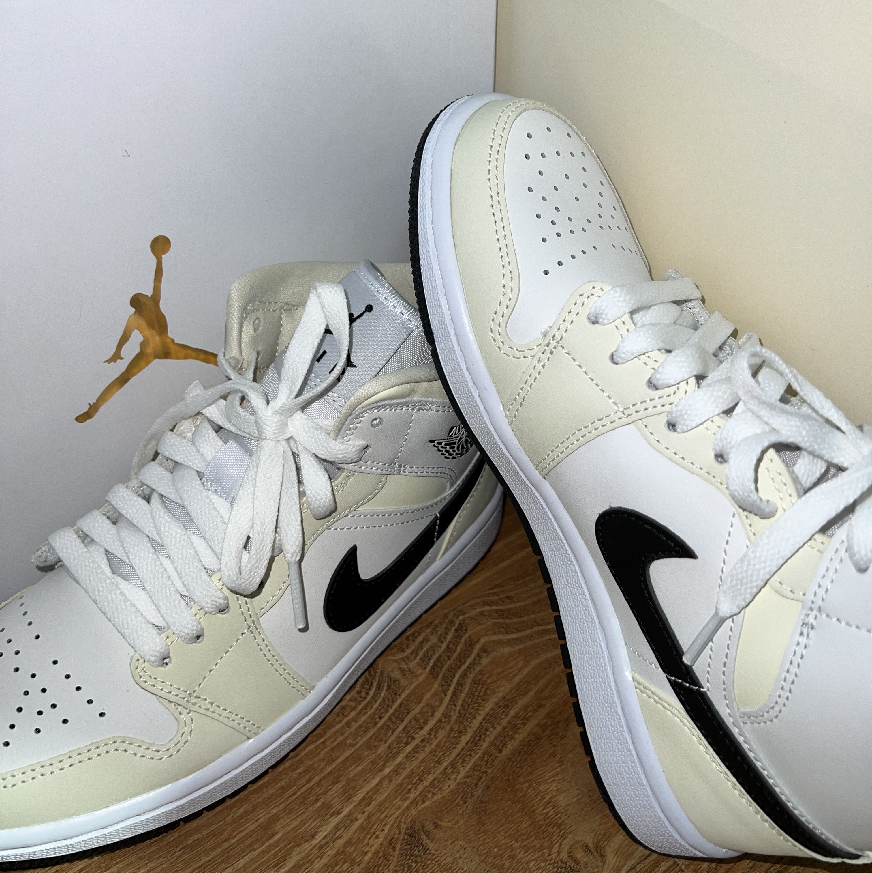 Lemaire Small Croissant Bag Soft Nappa Leather Custard, (W) Jordan 1 Mid Coconut Milk 착용 스타일 - 2