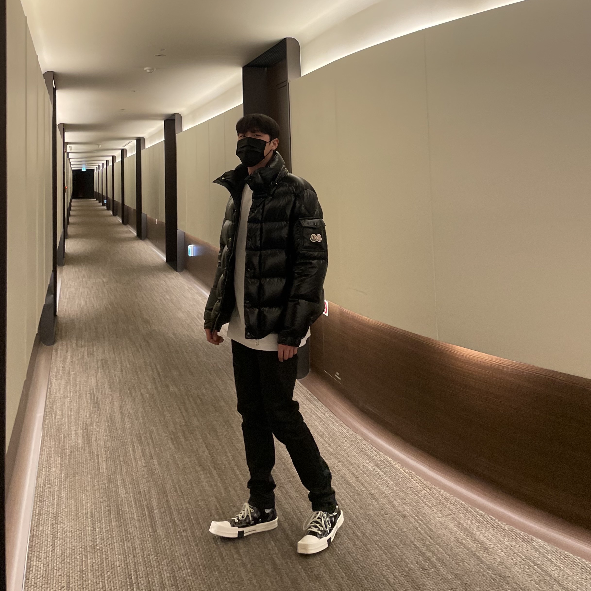 Moncler Maya 70 Short Down Jacket Black - 22FW 착용 스타일 - 2