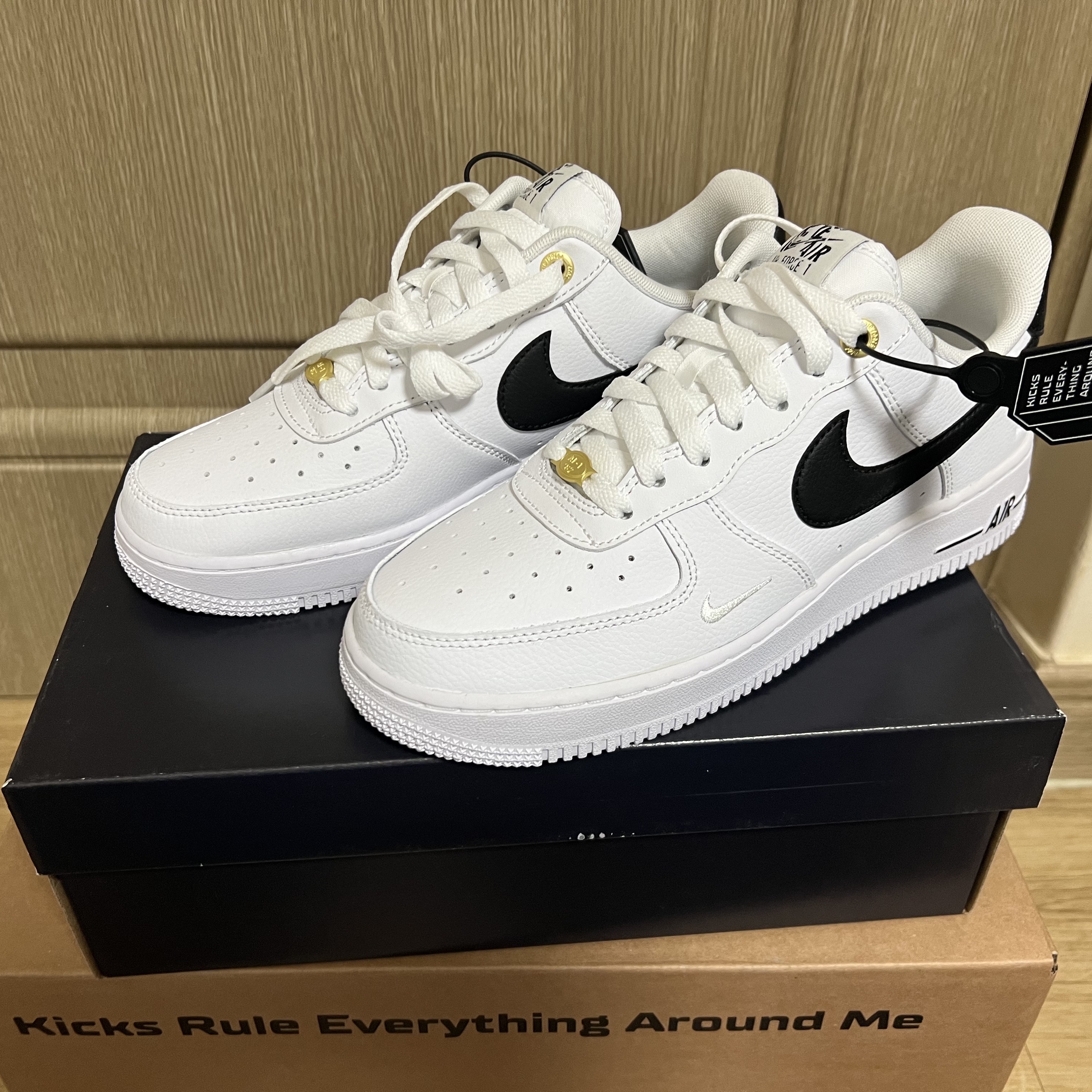 Nike Air Force 1 '07 LV8 40th Anniversary Join Forces White Black 착용 스타일 - 2