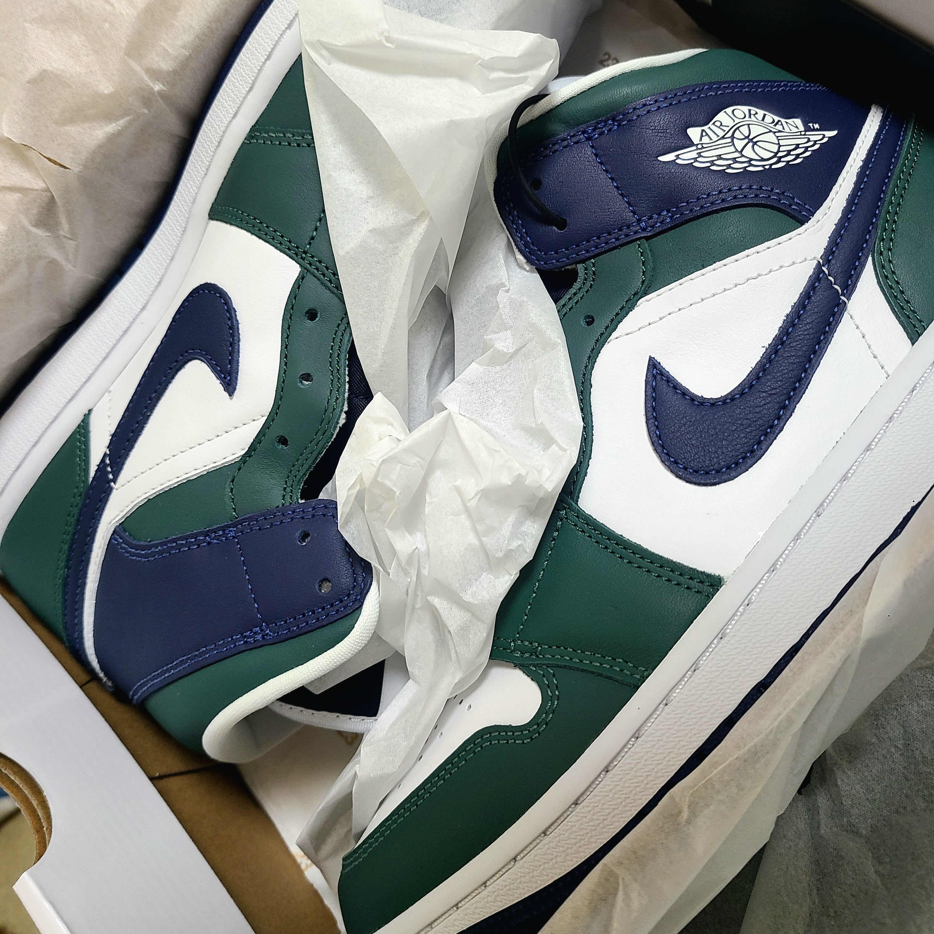 (W) Jordan 1 Mid SE Noble Green 착용 스타일 - 1