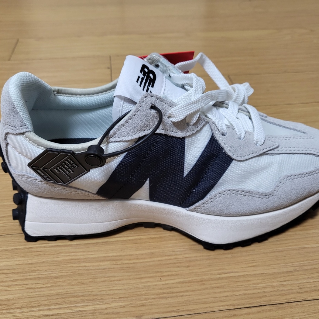 New Balance 327 White Black 착용 스타일 - 1