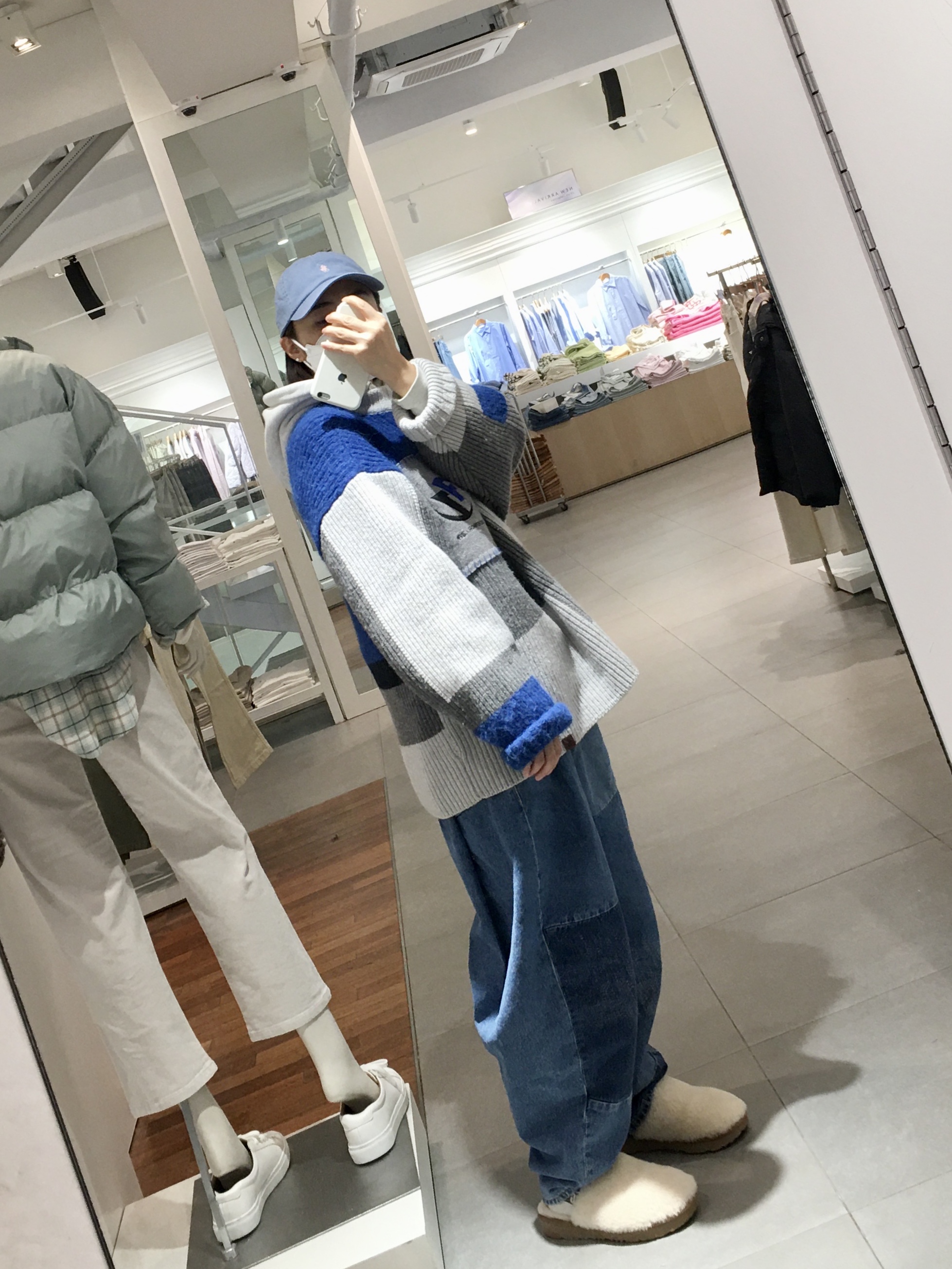 Zara x Ader Error Patchwork Oversize Knit Sweater Multicolor, Zara x Ader Error Barrel Leg Jeans Blue 착용 스타일 - 2