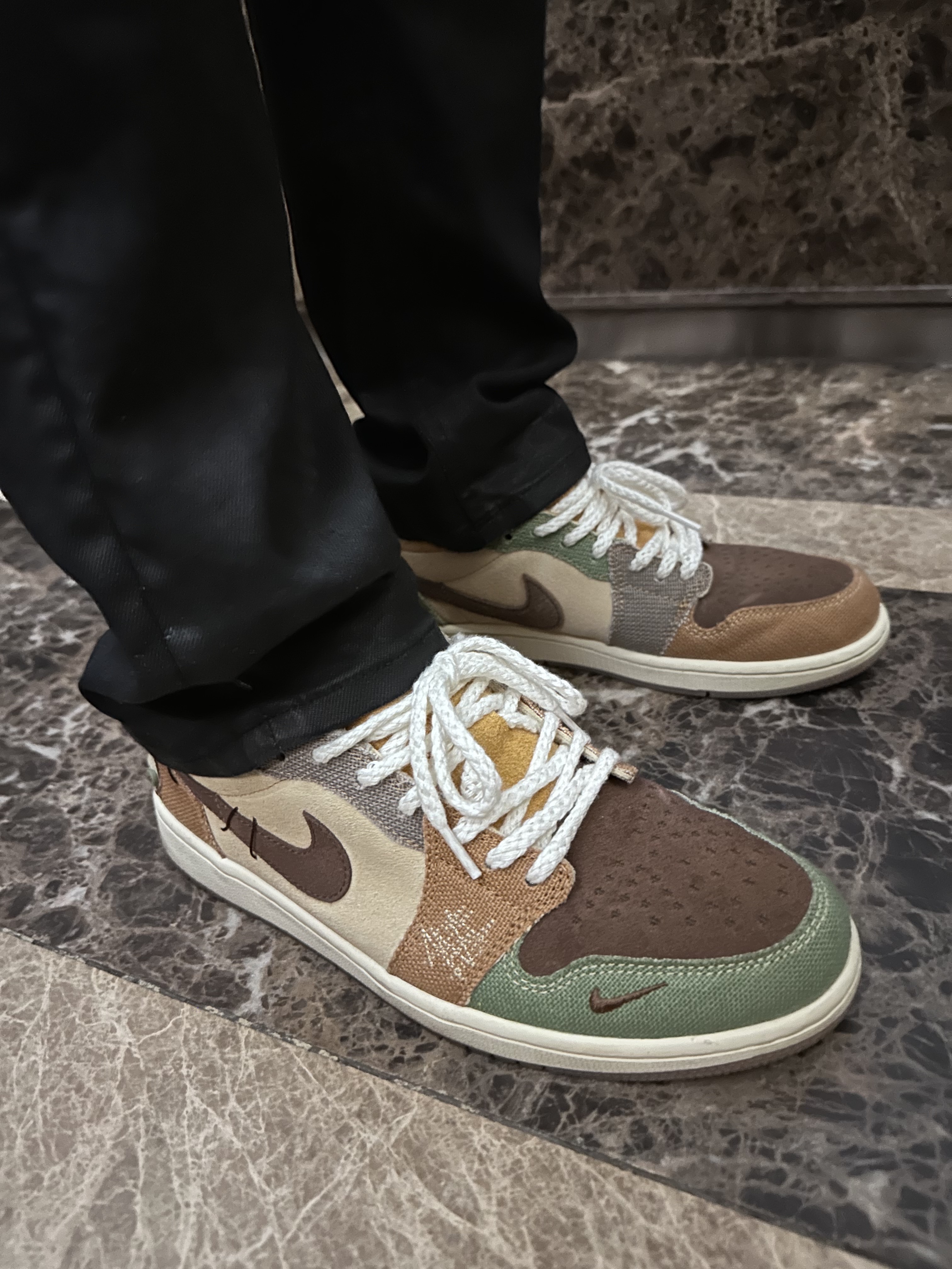 Jordan 1 x Zion Williamson Retro Low OG Flax and Oil Green 착용 스타일 - 2