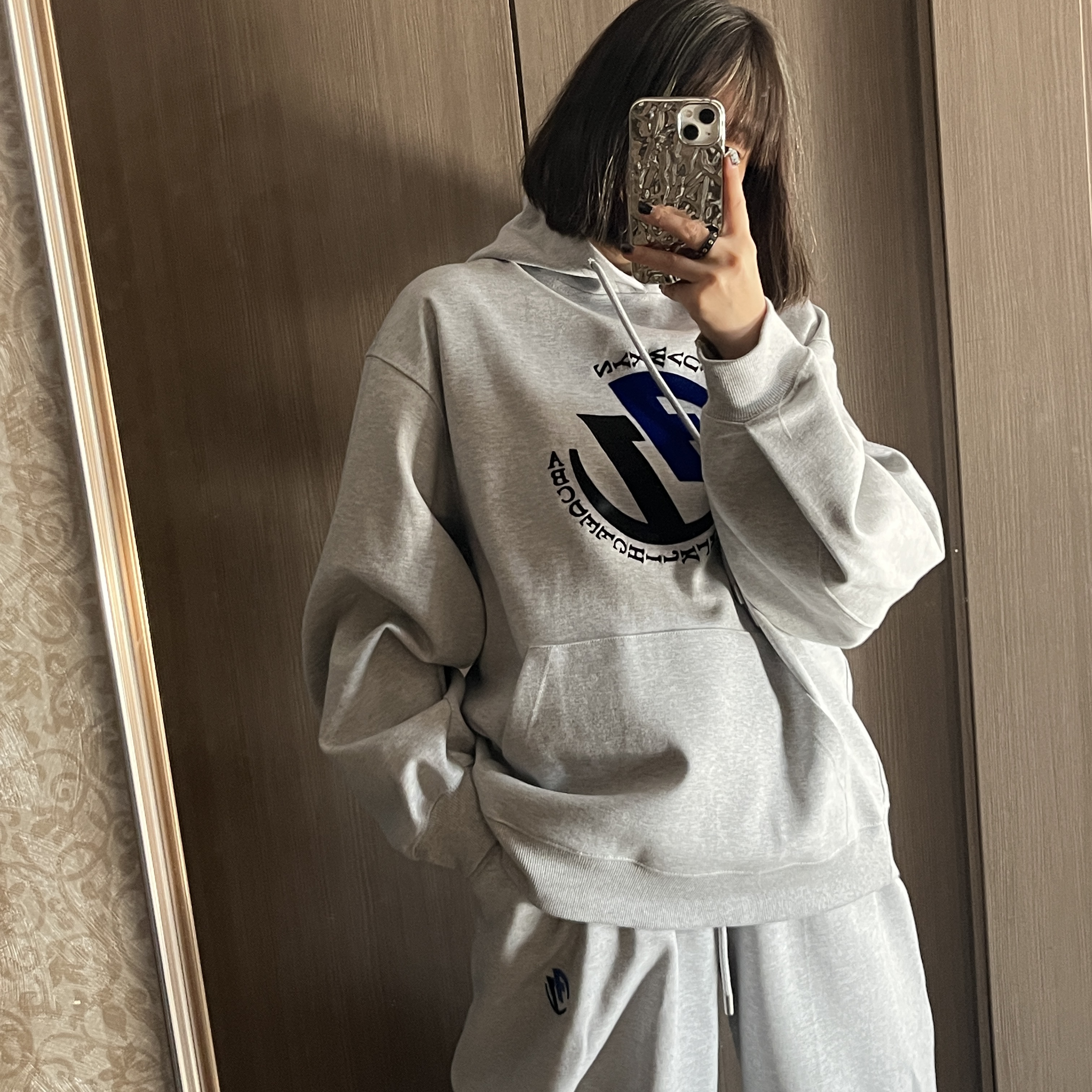 Zara x Ader Error Jogger Pants Grey, Zara x Ader Error Embroidery Hooded Sweatshirt Grey 착용 스타일 - 3