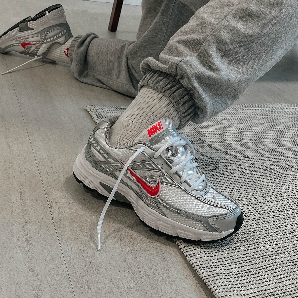 (W) Nike Initiator Cherry Metallic Silver, Nike Initiator Metallic Silver Black 착용 스타일 - 3