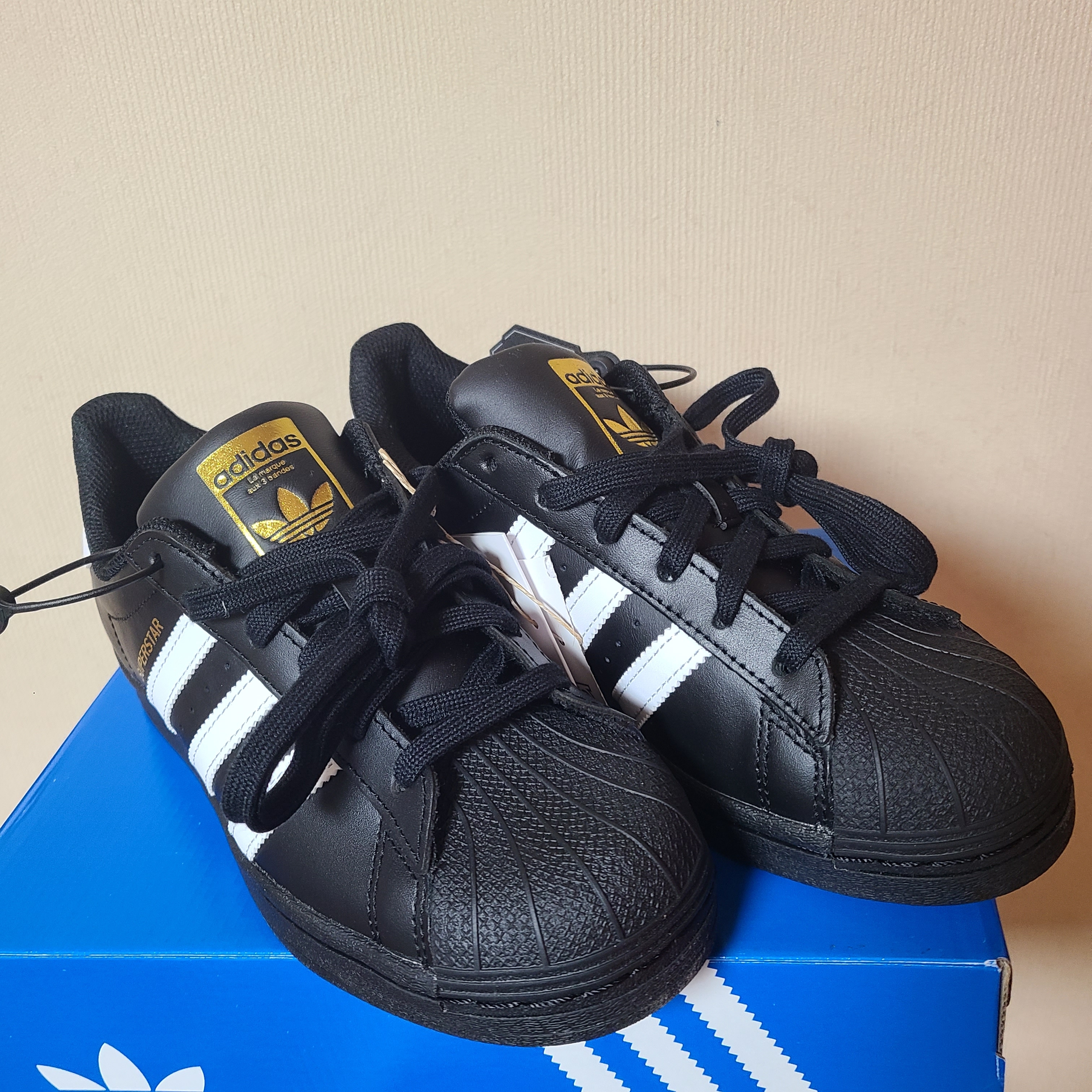 Adidas Superstar Core Black White, (J) Adidas Superstar Black White 착용 스타일 - 1