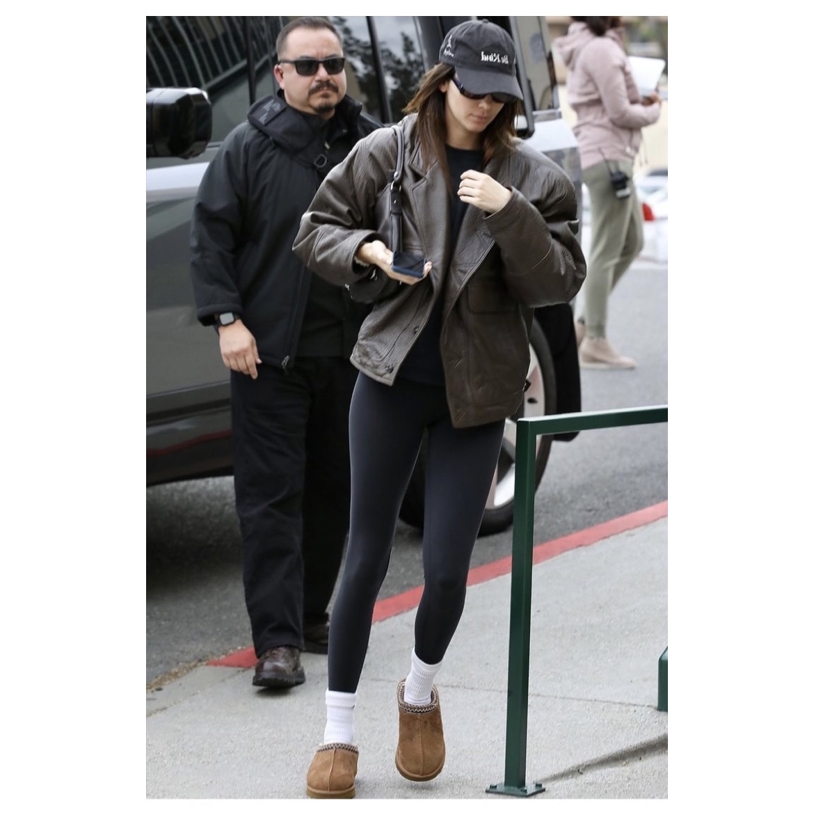 (W) UGG Tasman Slipper Chestnut 착용 스타일 - 1