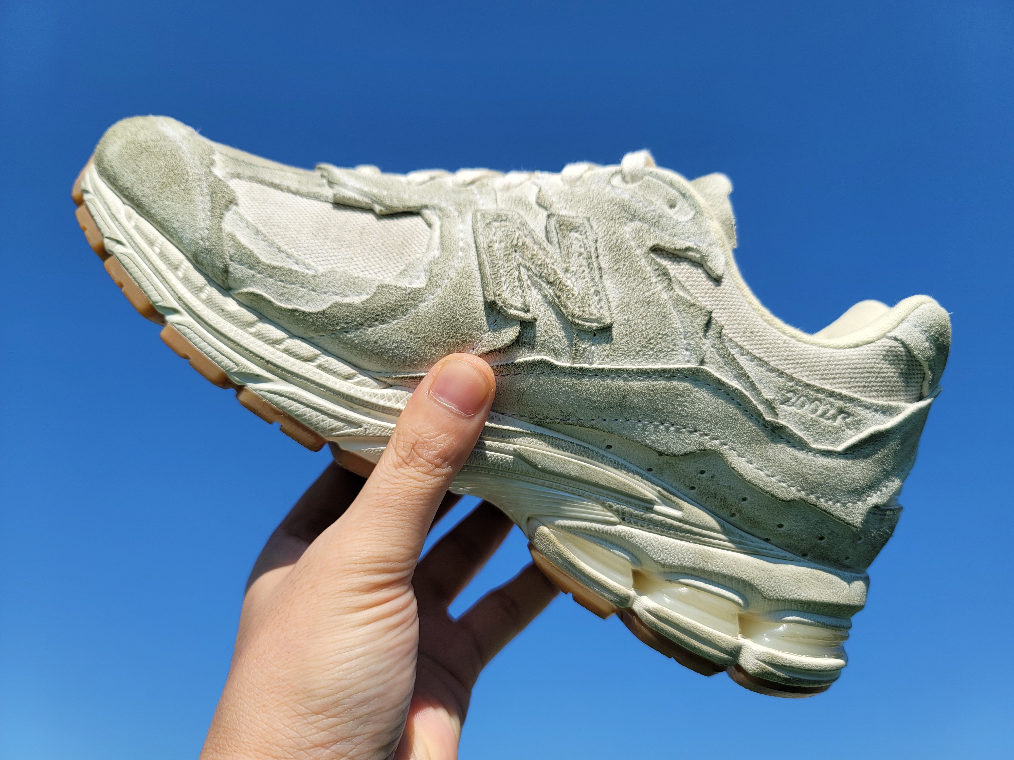 New Balance 2002R Protection Pack Distressed 착용 스타일