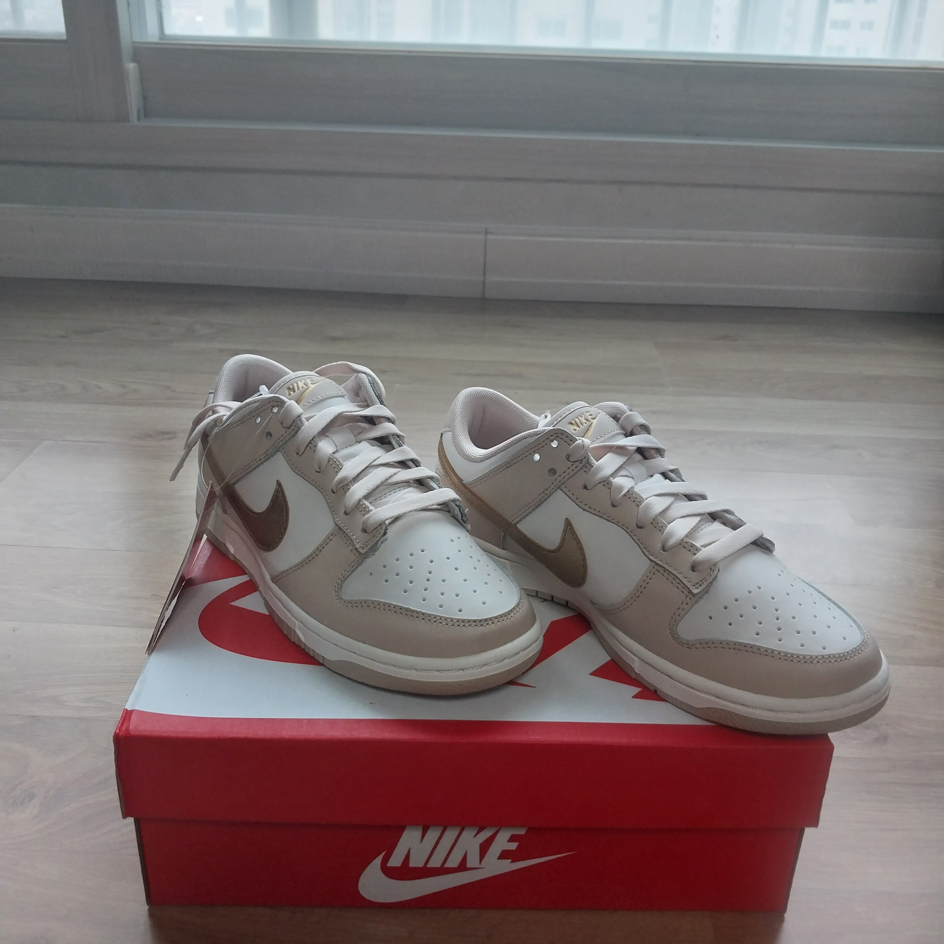 (W) Nike Dunk Low Sanddrift Metallic Gold 착용 스타일 - 2