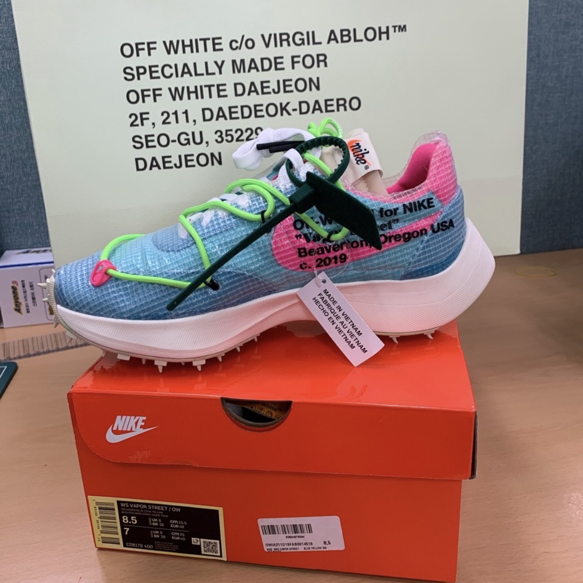 (W) Nike x Off-White Vapor Street Polarized Blue, (W) Nike x Off-White Vapor Street Tour Yellow 착용 스타일 - 1