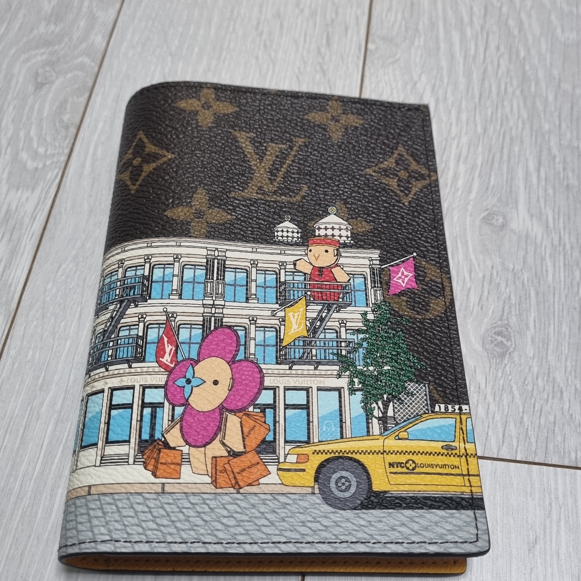 Louis Vuitton Vivienne Passport Cover Monogram Yellow 착용 스타일 - 1