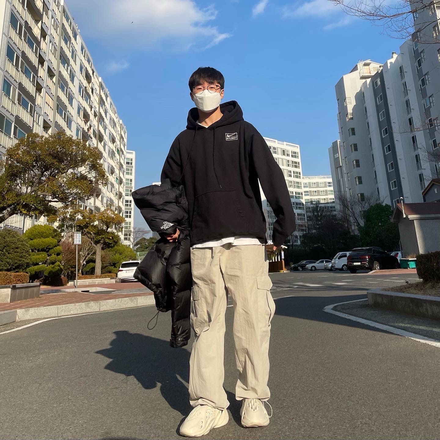 Adidas Yeezy Foam RNNR Sand, Nike x Stussy NRG RA Washed Pullover Hoodie Black (DN4028-010) 착용 스타일