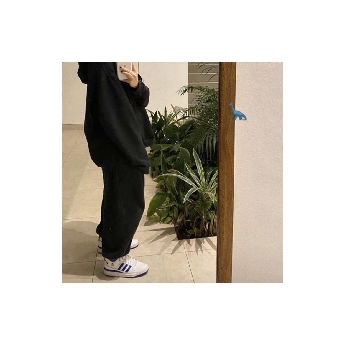Adidas Forum Low White Royal Blue 착용 스타일 - 2