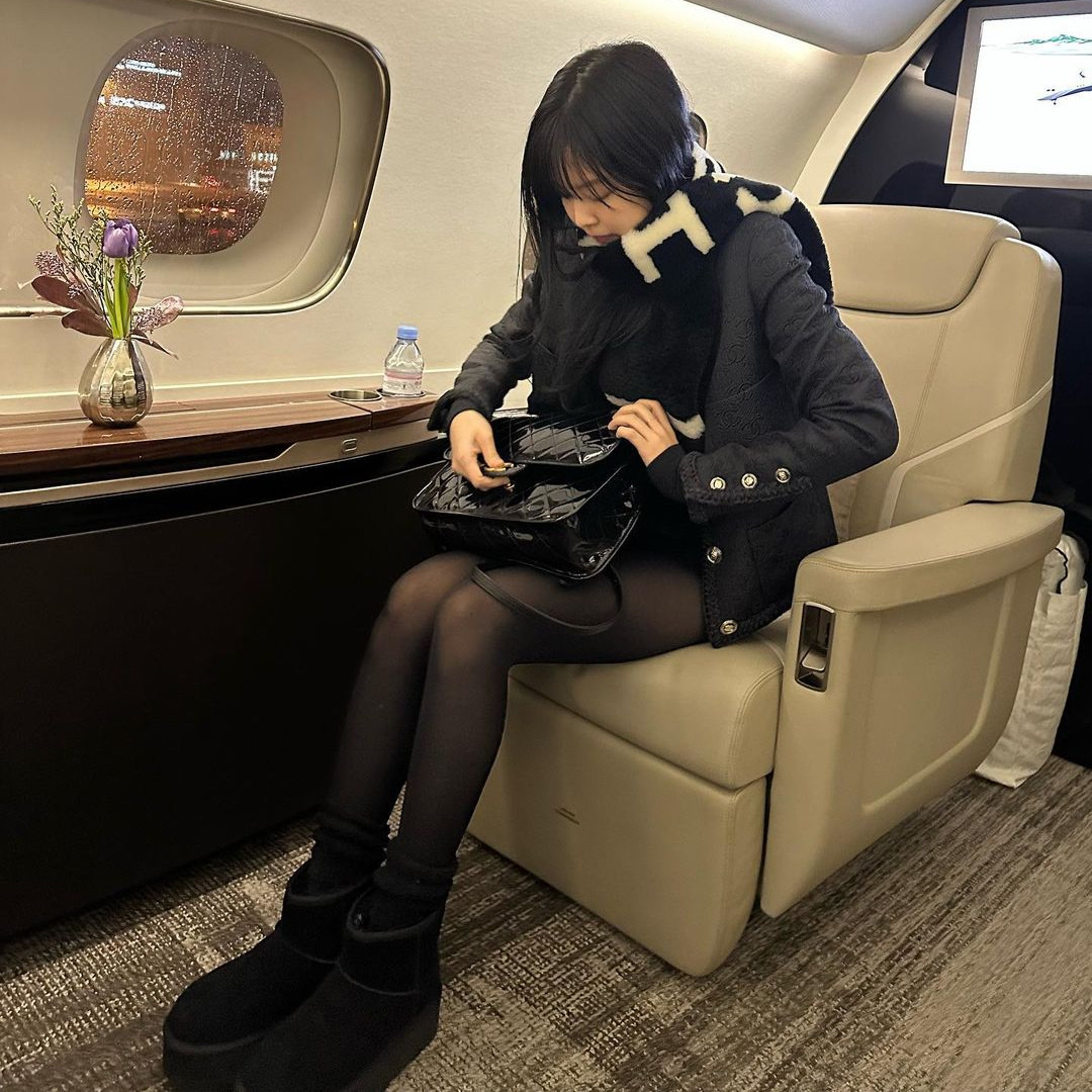 Chanel Large Backpack Patent Calfskin & Gold Black, (W) UGG Classic Mini Platform Boots Black 착용 스타일 - 2
