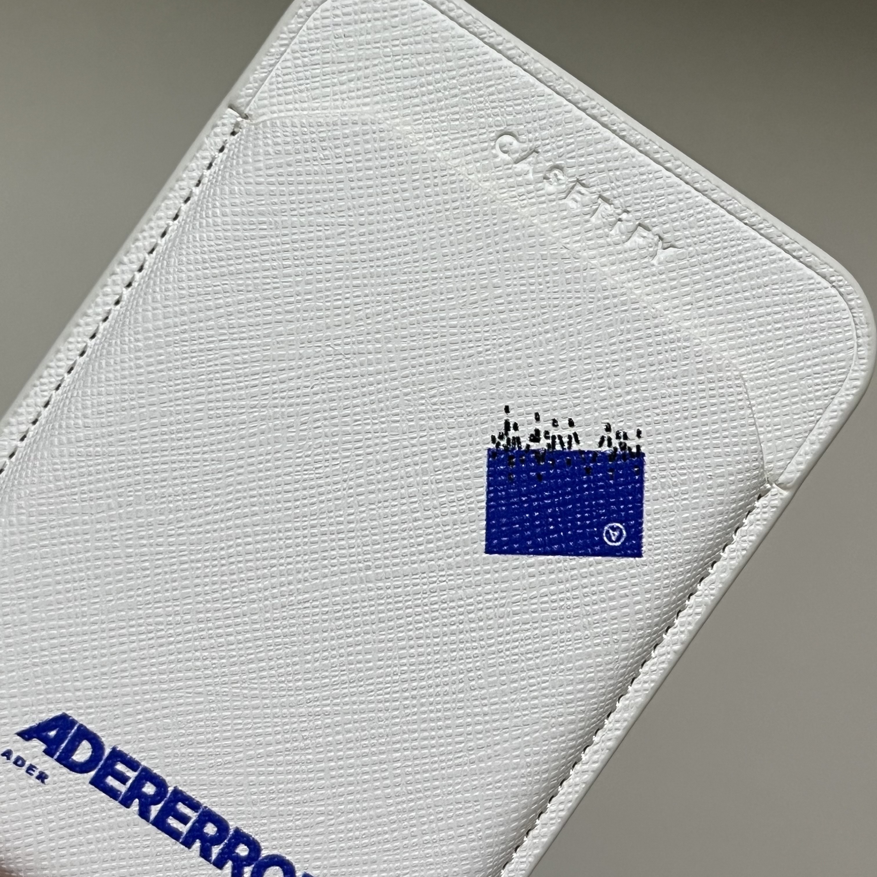 Casetify x Ader Error Magsafe Wallet White 착용 스타일