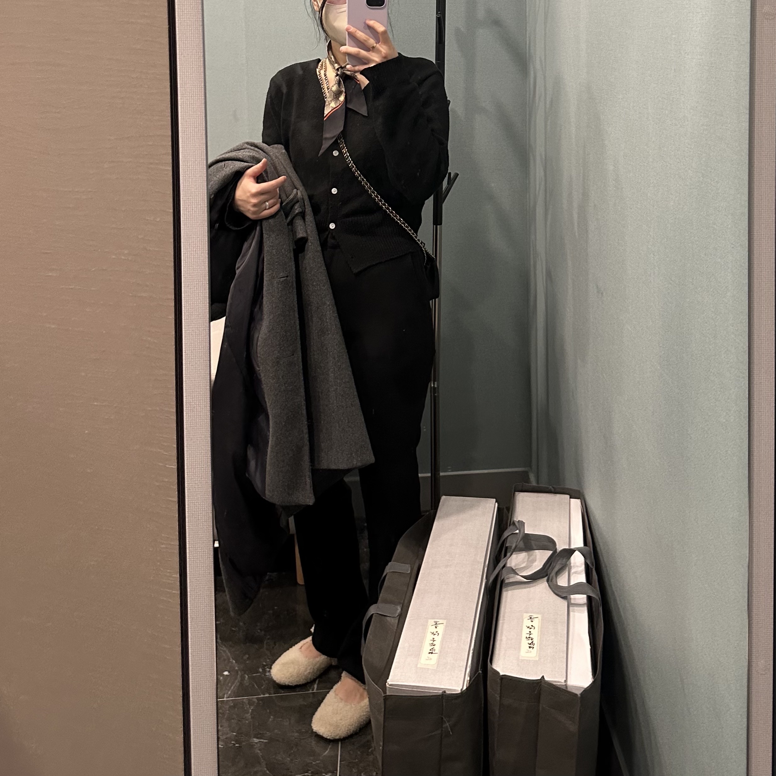 (W) Gucci GG Bees Silk Neck Bow Black 착용 스타일