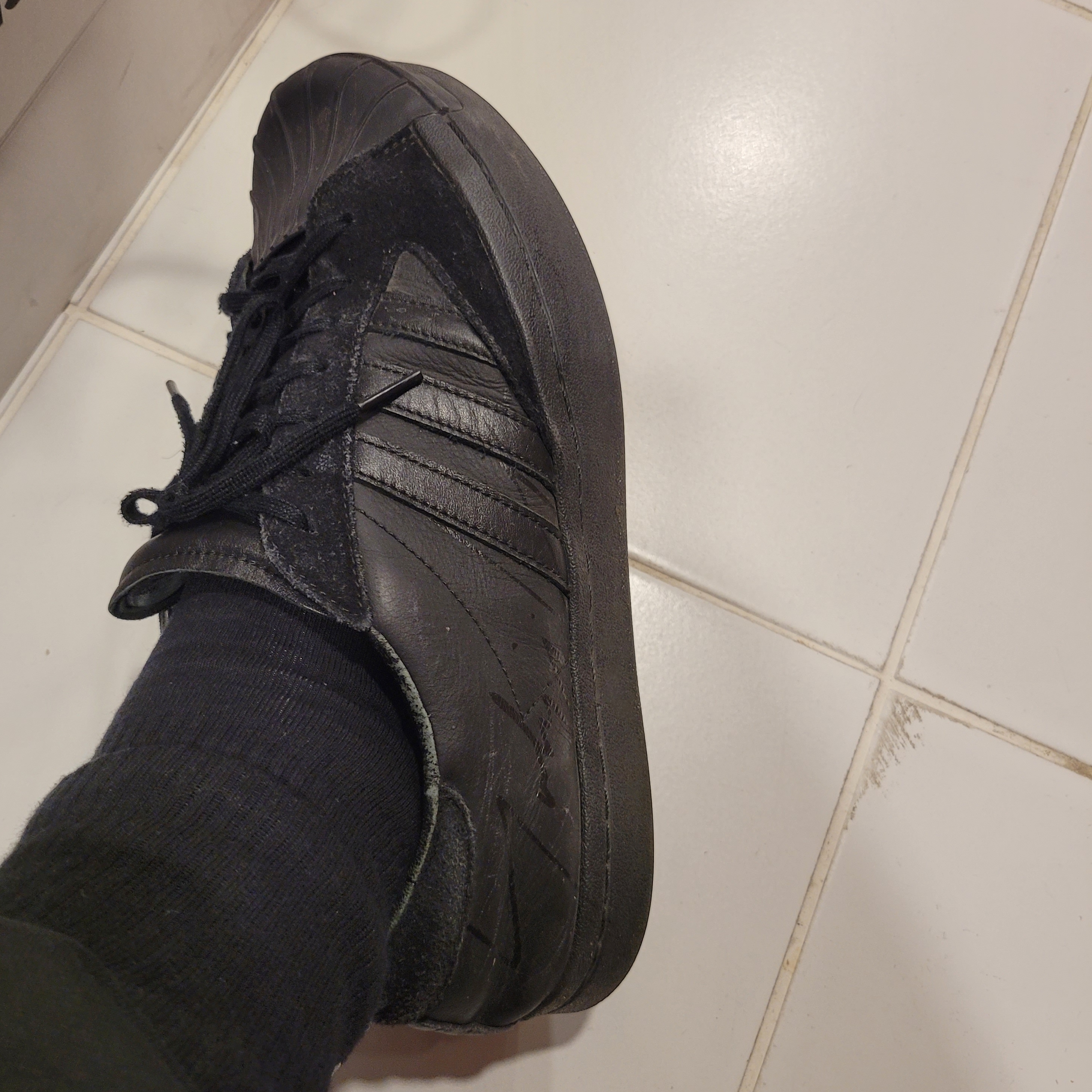 Y-3 Yohji Star Triple Black 착용 스타일