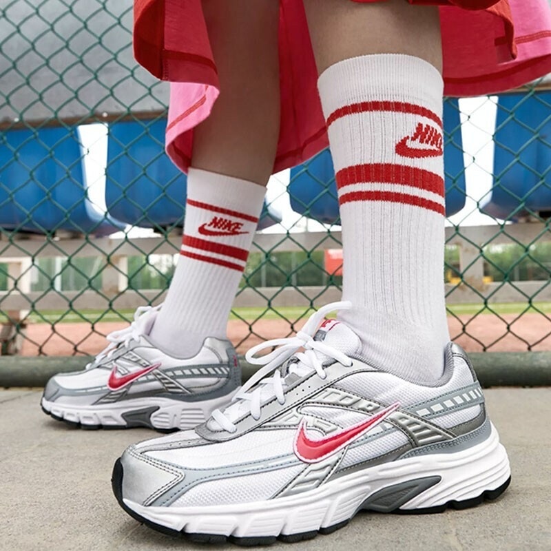 (W) Nike Initiator Cherry Metallic Silver, Nike Initiator Metallic Silver Black 착용 스타일 - 2