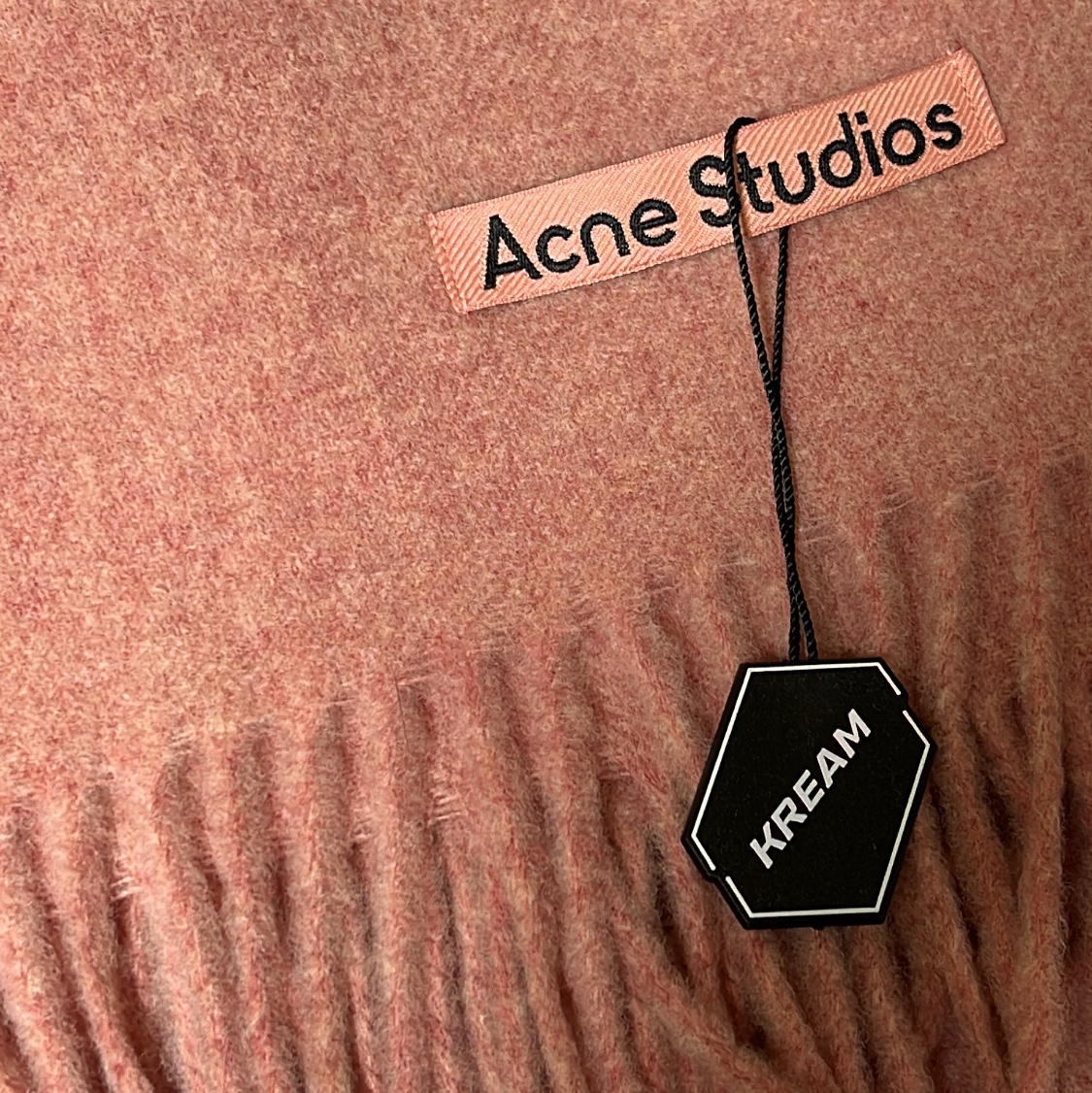 Acne Studios Narrow Wool Fringe Muffler Rose Melange 착용 스타일