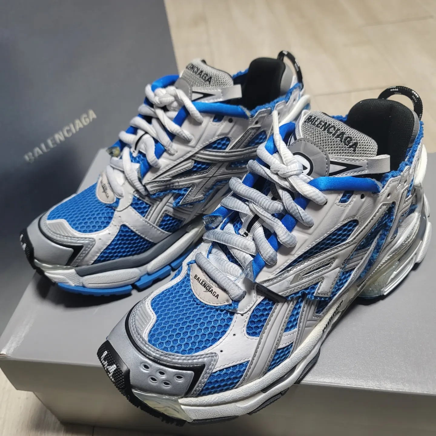 Balenciaga Runner Sneakers Blue White 착용 스타일