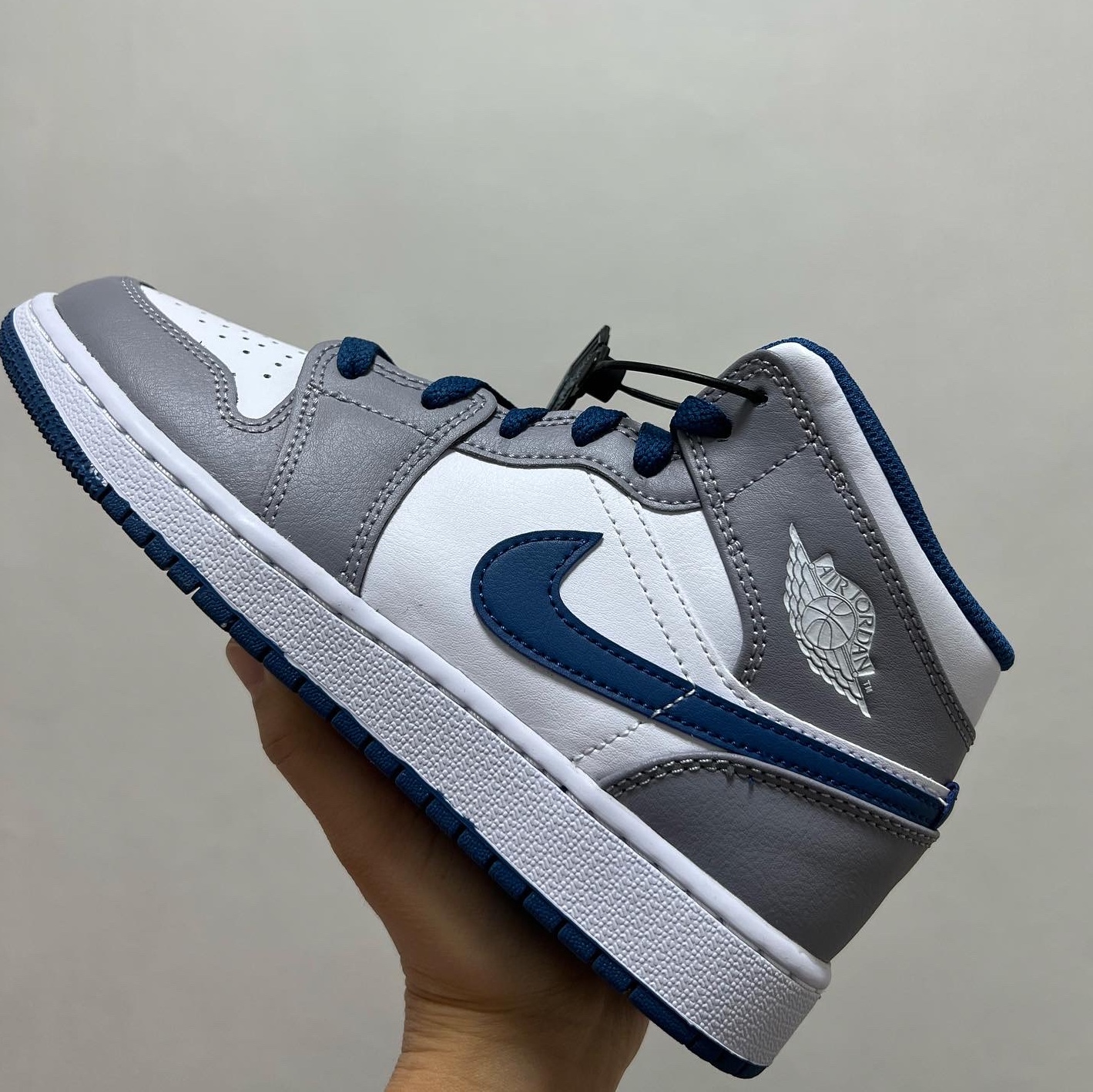 (GS) Jordan 1 Mid Cement Grey True Blue 착용 스타일 - 1