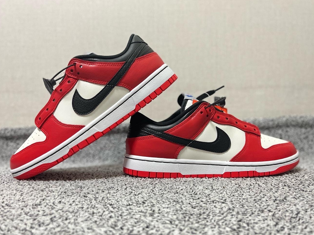 Nike x NBA Dunk Low Retro EMB Black and Chile Red 착용 스타일 - 3