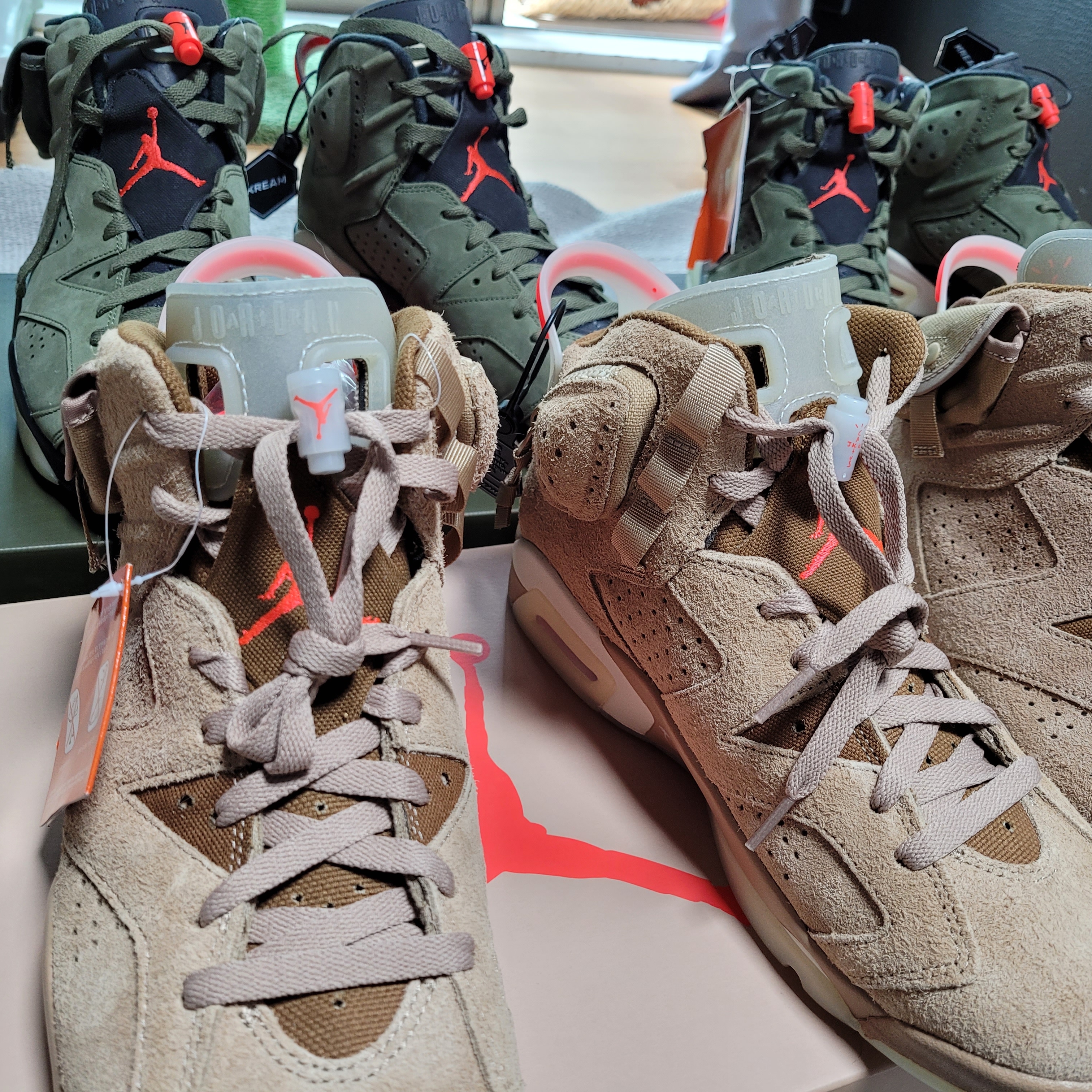 Jordan 6 x Travis Scott Retro SP British Khaki, Jordan 6 x Travis Scott Retro Olive 착용 스타일 - 3