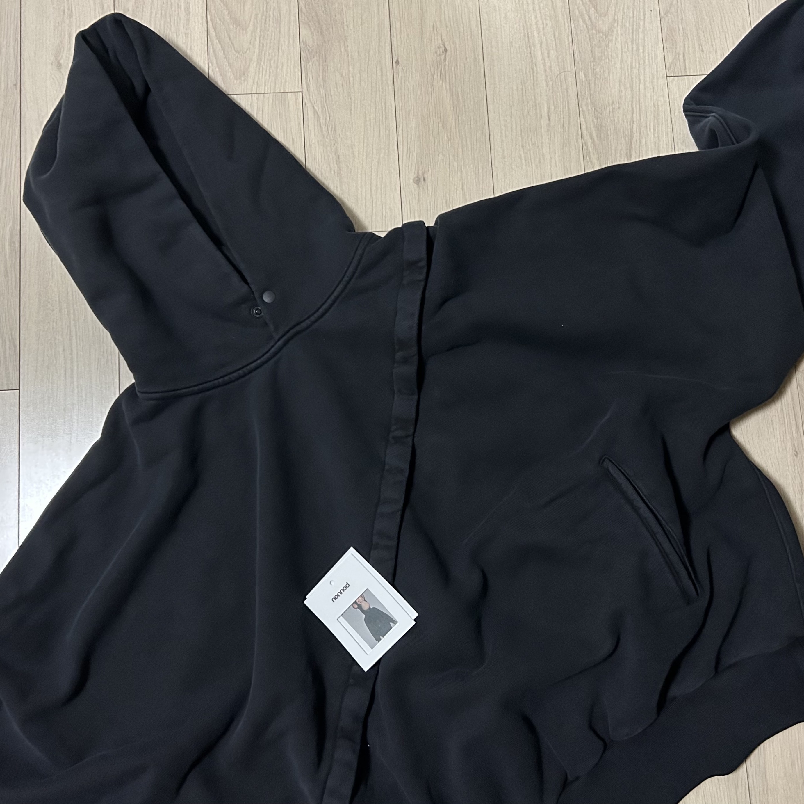 Nonnod x Shinsegae BAYC #8446 2-Piece Cropped Hoodie Washed Black, Nike x Stussy Air Force 1 '07 Mid SP Black and Light Bone 착용 스타일 - 5